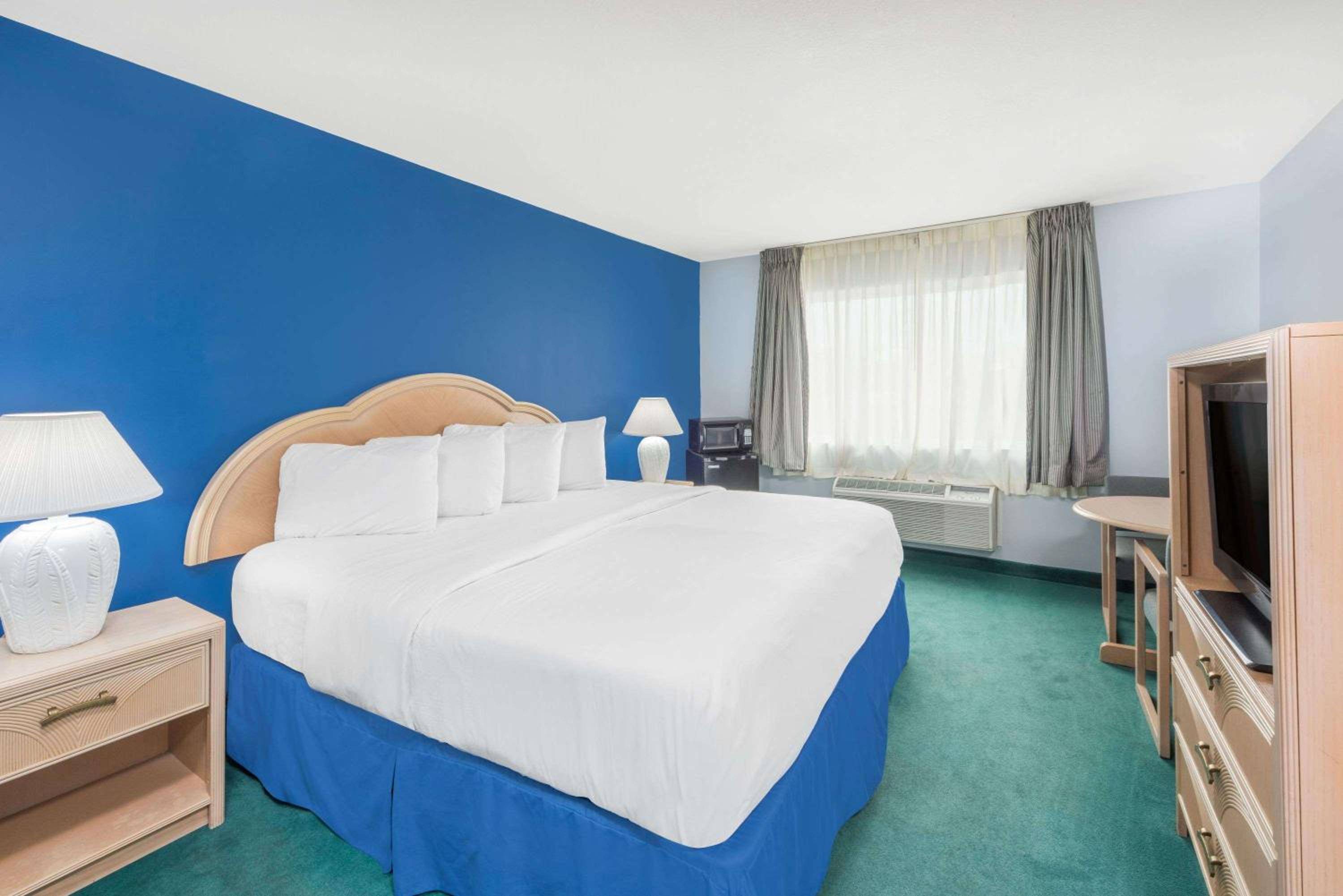King Room - Non-Smoking - Photo 3