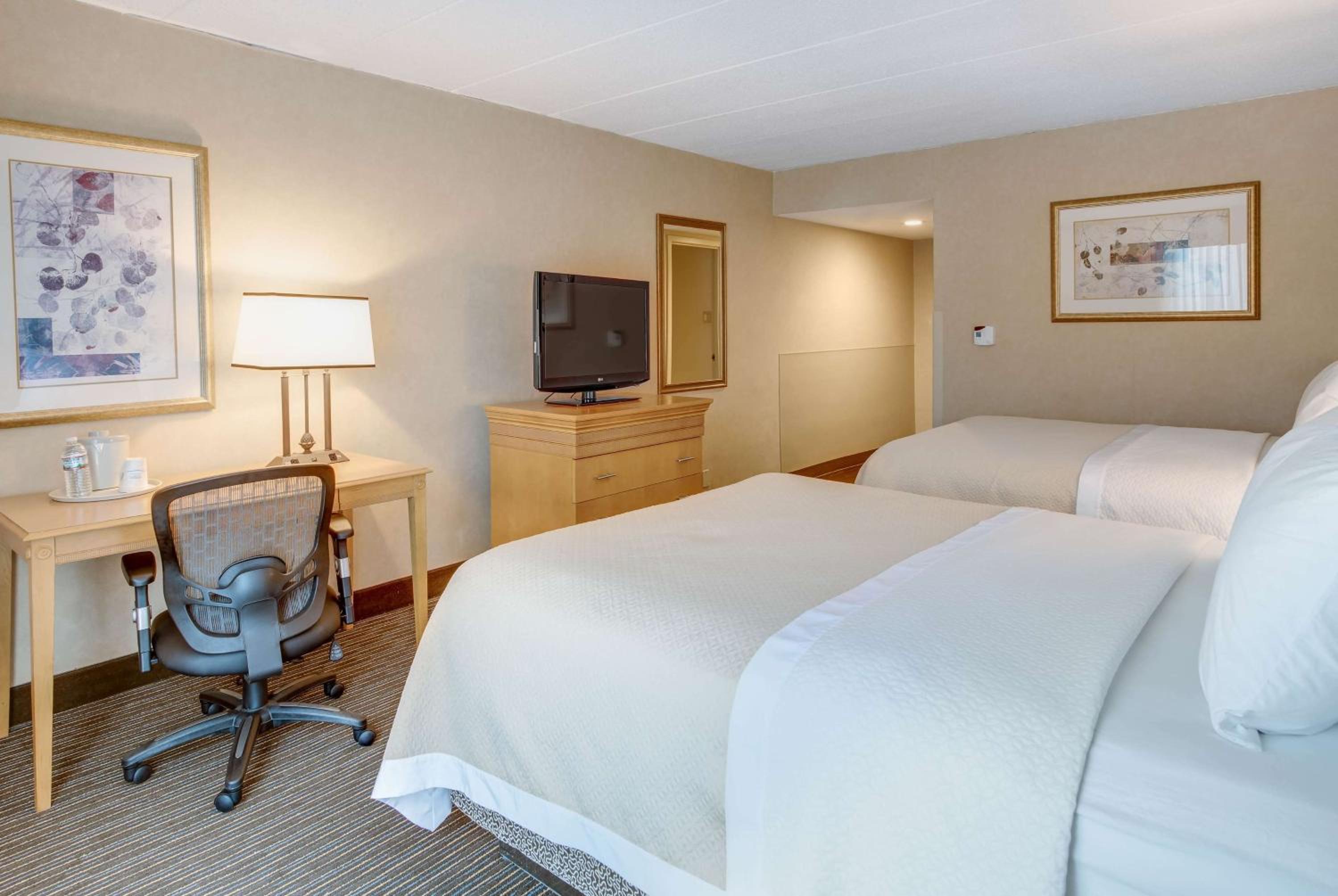 Queen Room with Two Queen Beds - Non-Smoking photo 3