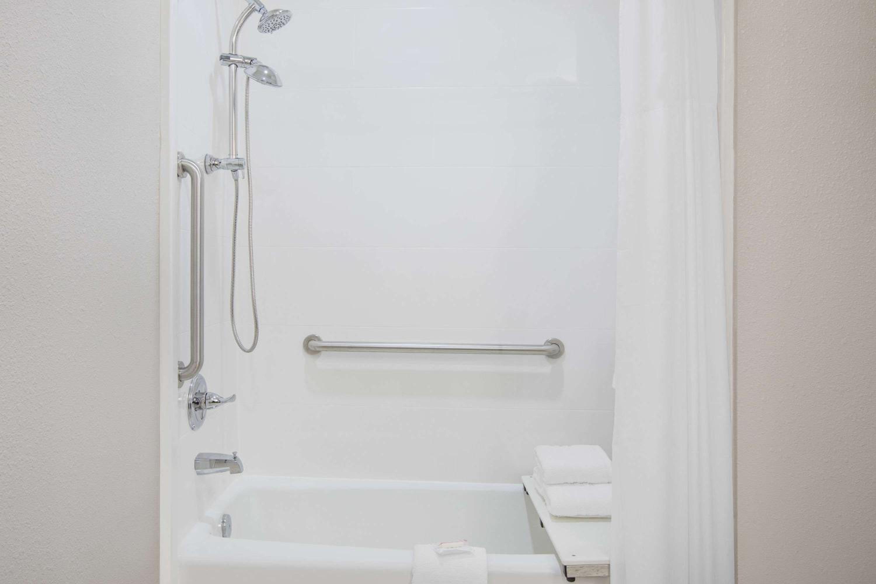 Deluxe Queen Room - Disability Access/Non-Smoking photo 2