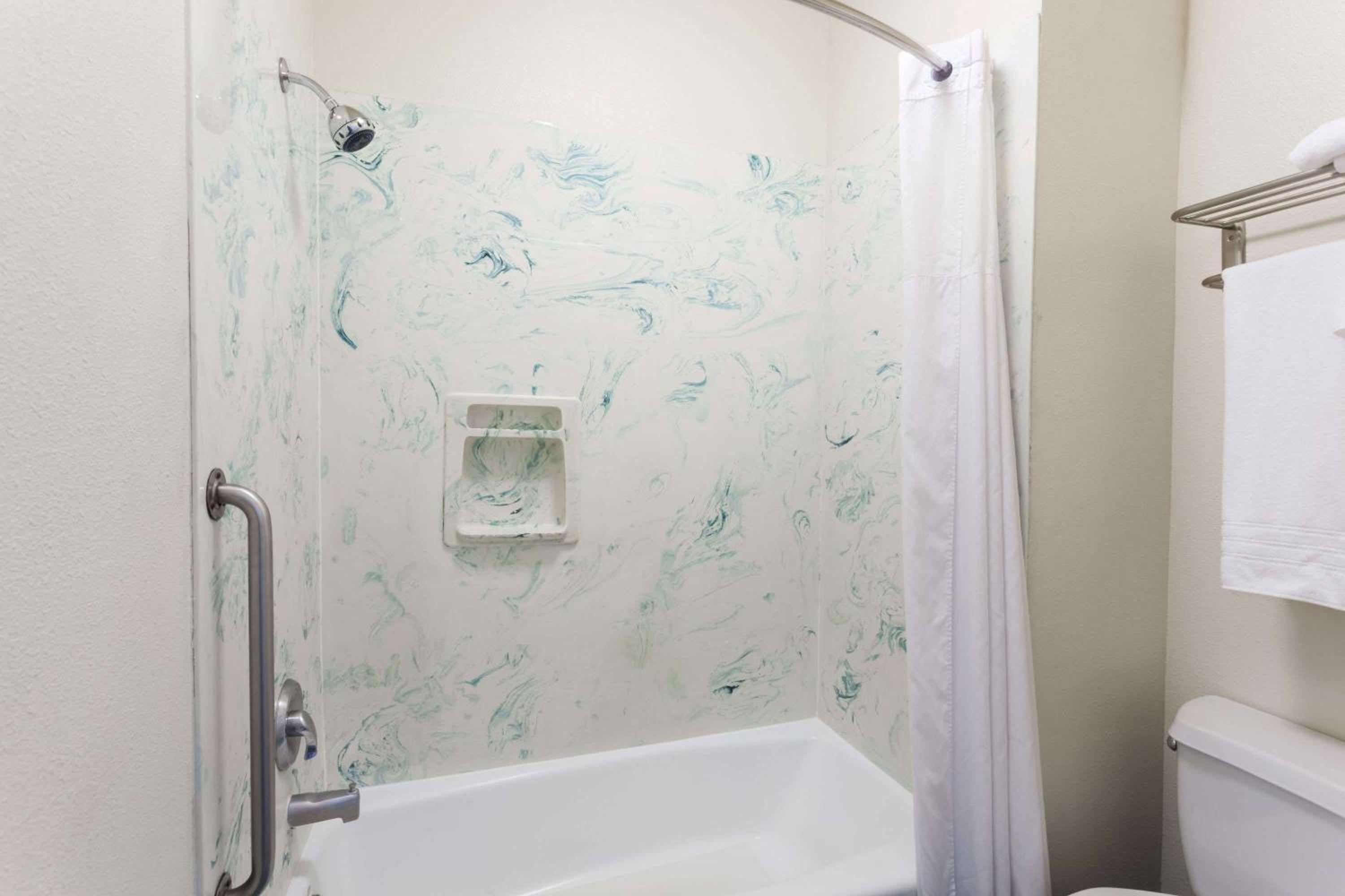 Queen Room (2 Adults) - Non-Smoking  - Photo 4