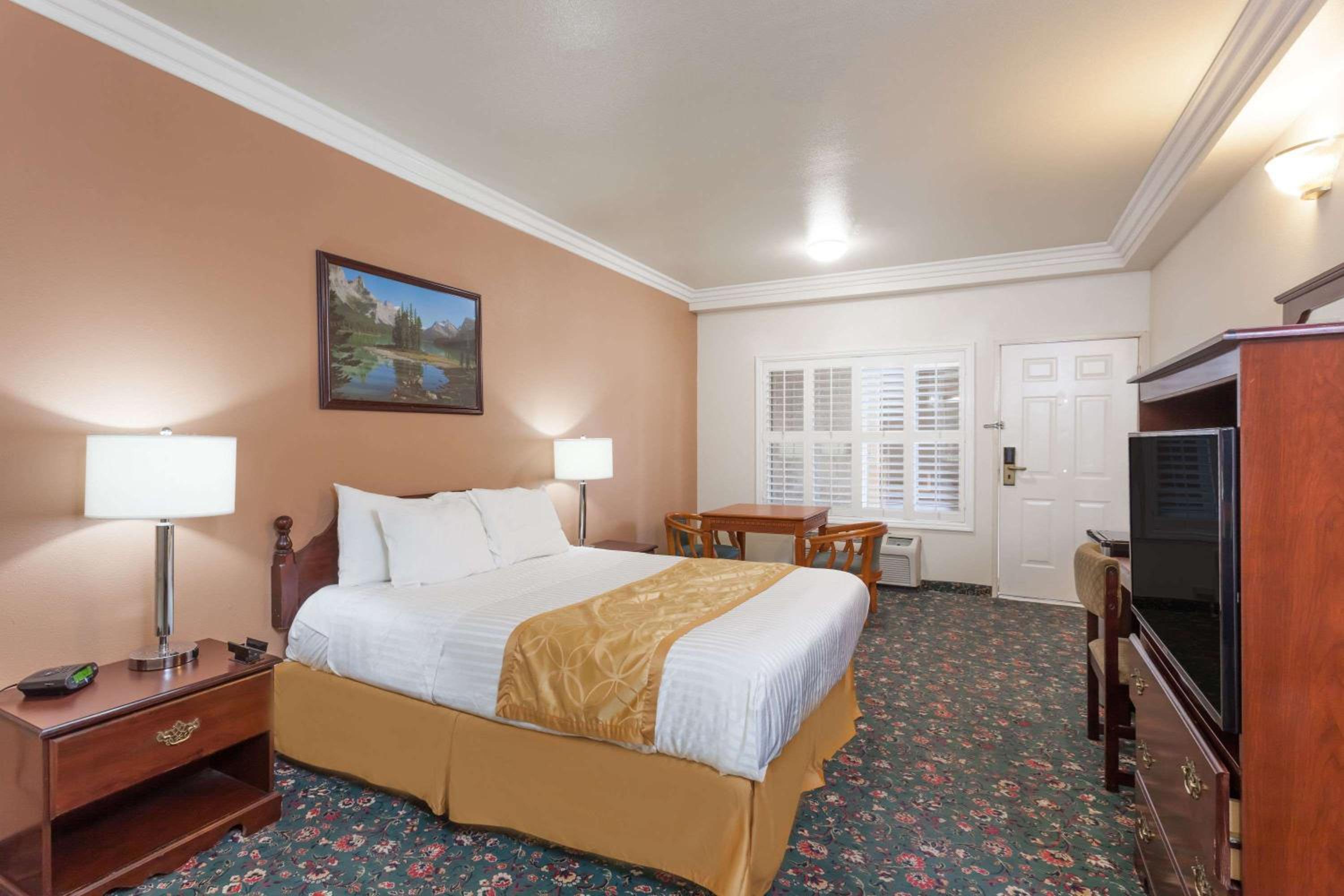 Queen Room (2 Adults) - Non-Smoking  - Photo 5