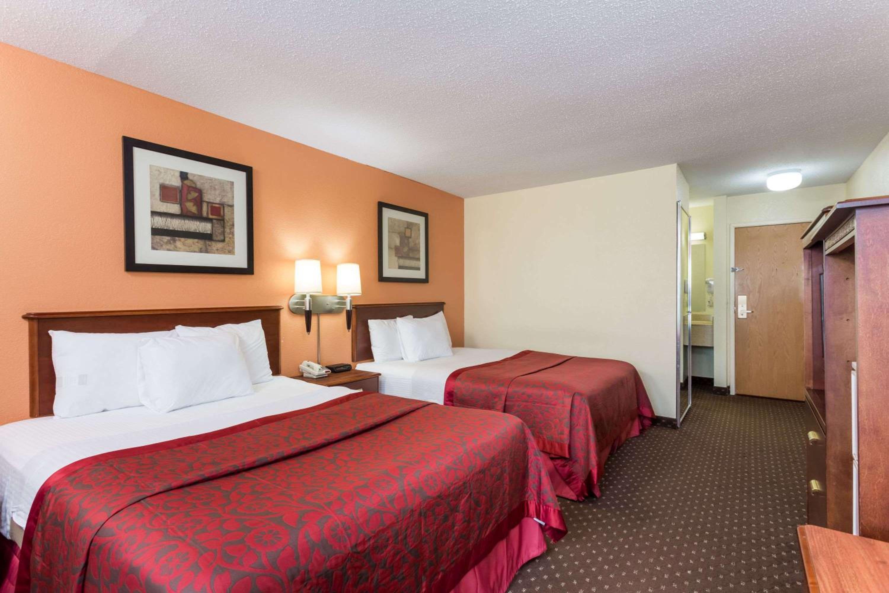 Double Room with Two Double Beds - Non-Smoking - Photo 4