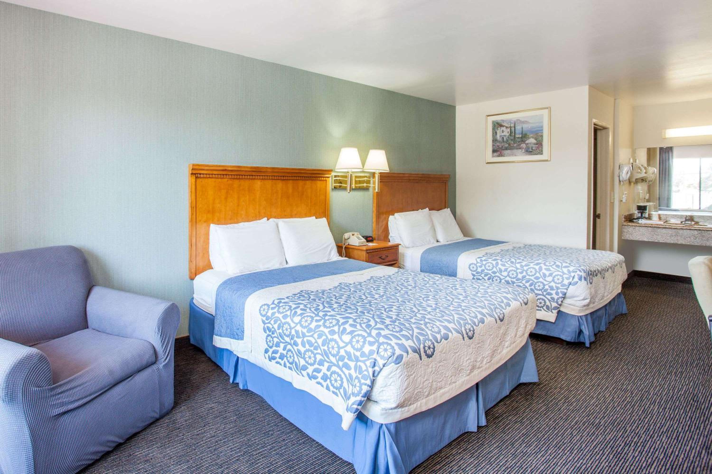 Queen Room with Two Queen Beds - Non-Smoking photo 3