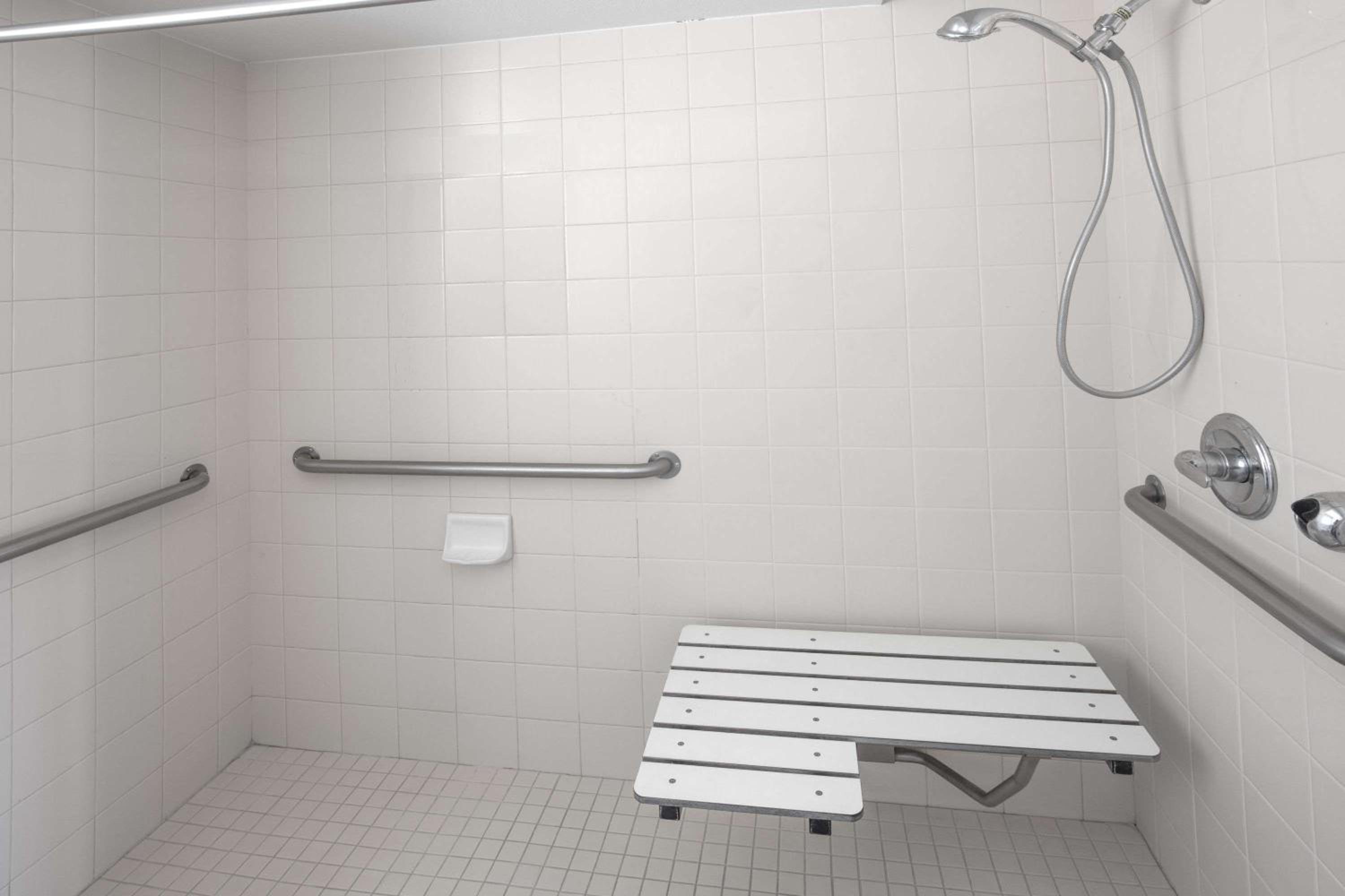 Queen Room - Disability Access - Non-Smoking photo 2