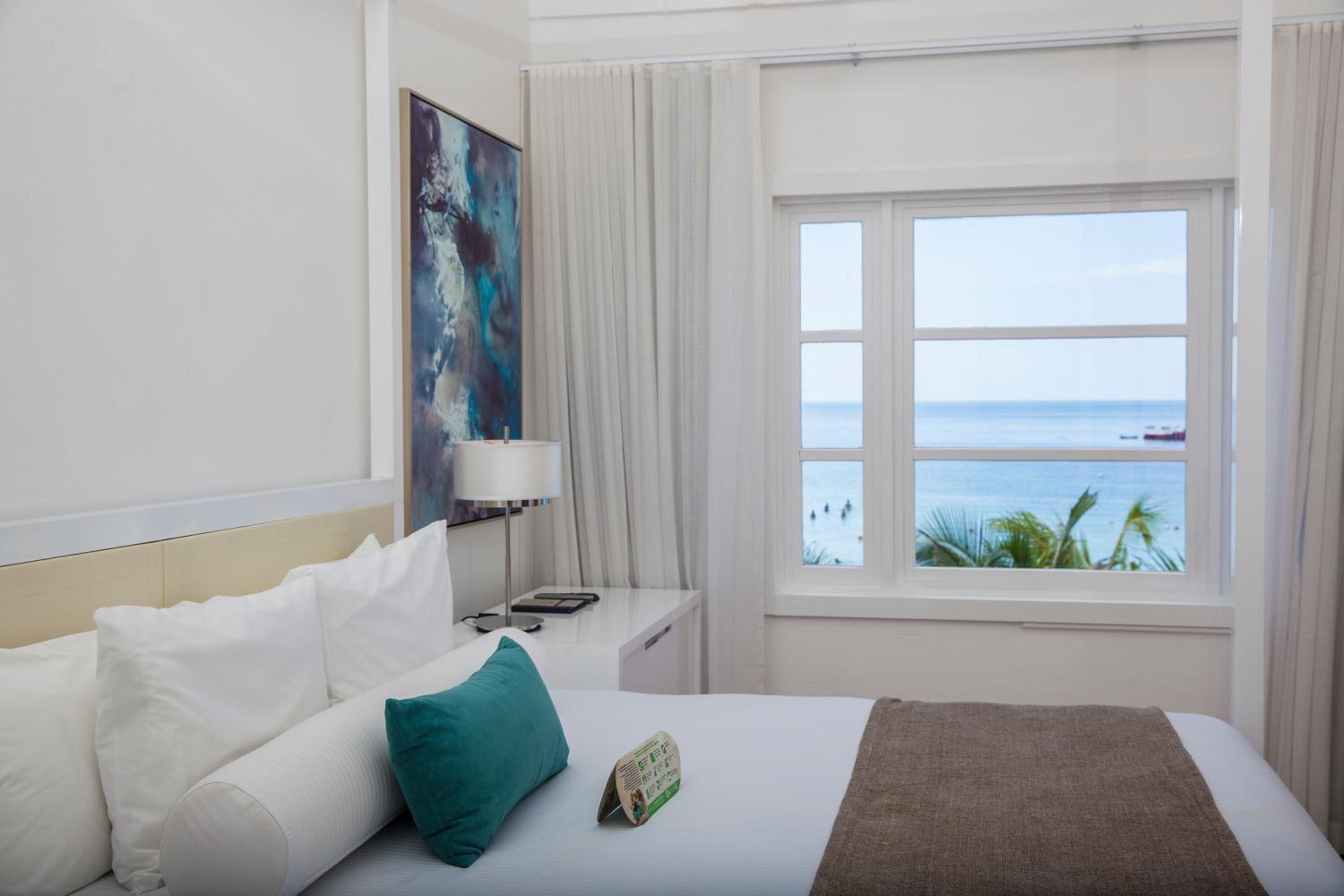 Beachfront Honeymoon Swim Up Suite photo 3