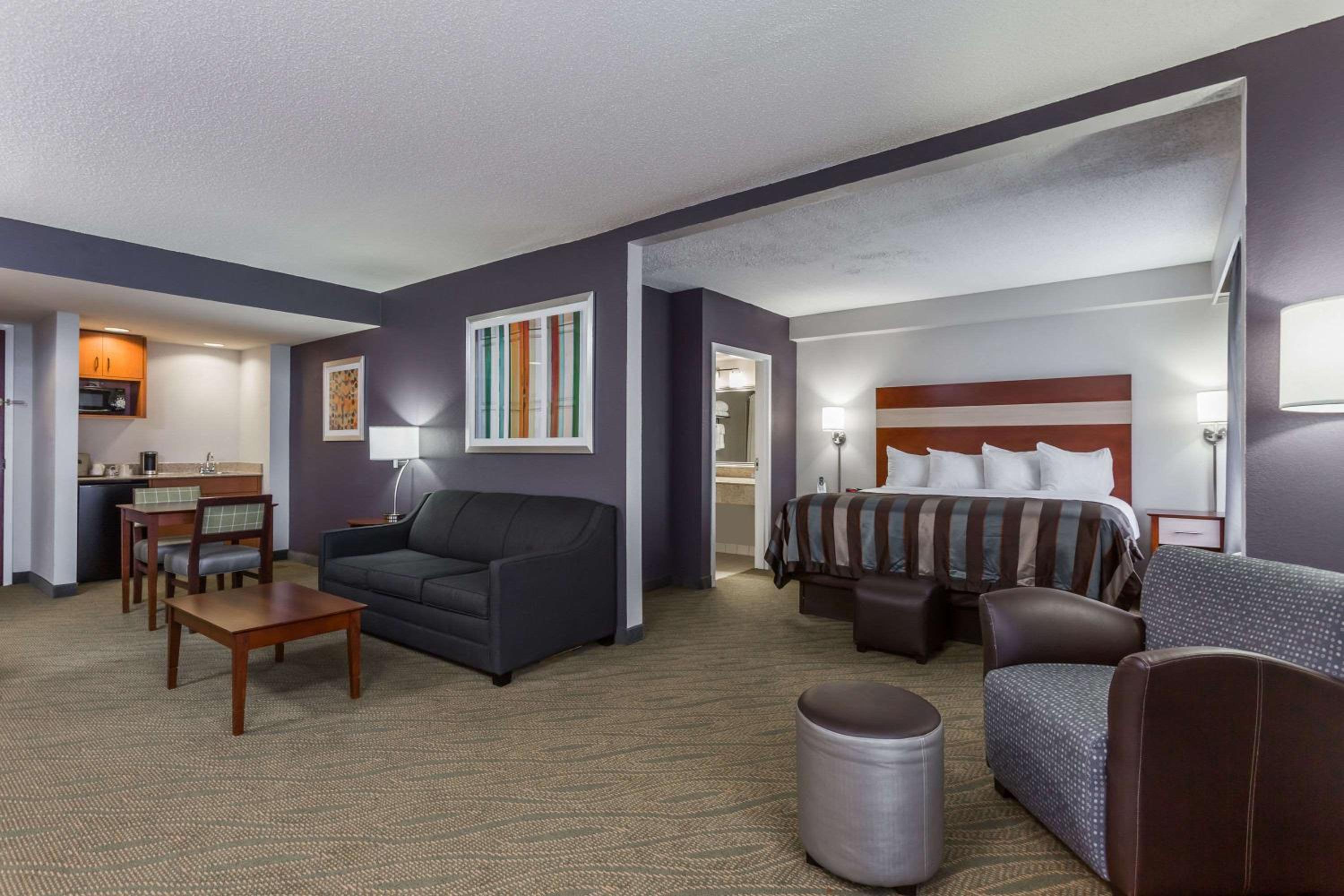 Junior King Suite - Non-Smoking - Photo 1