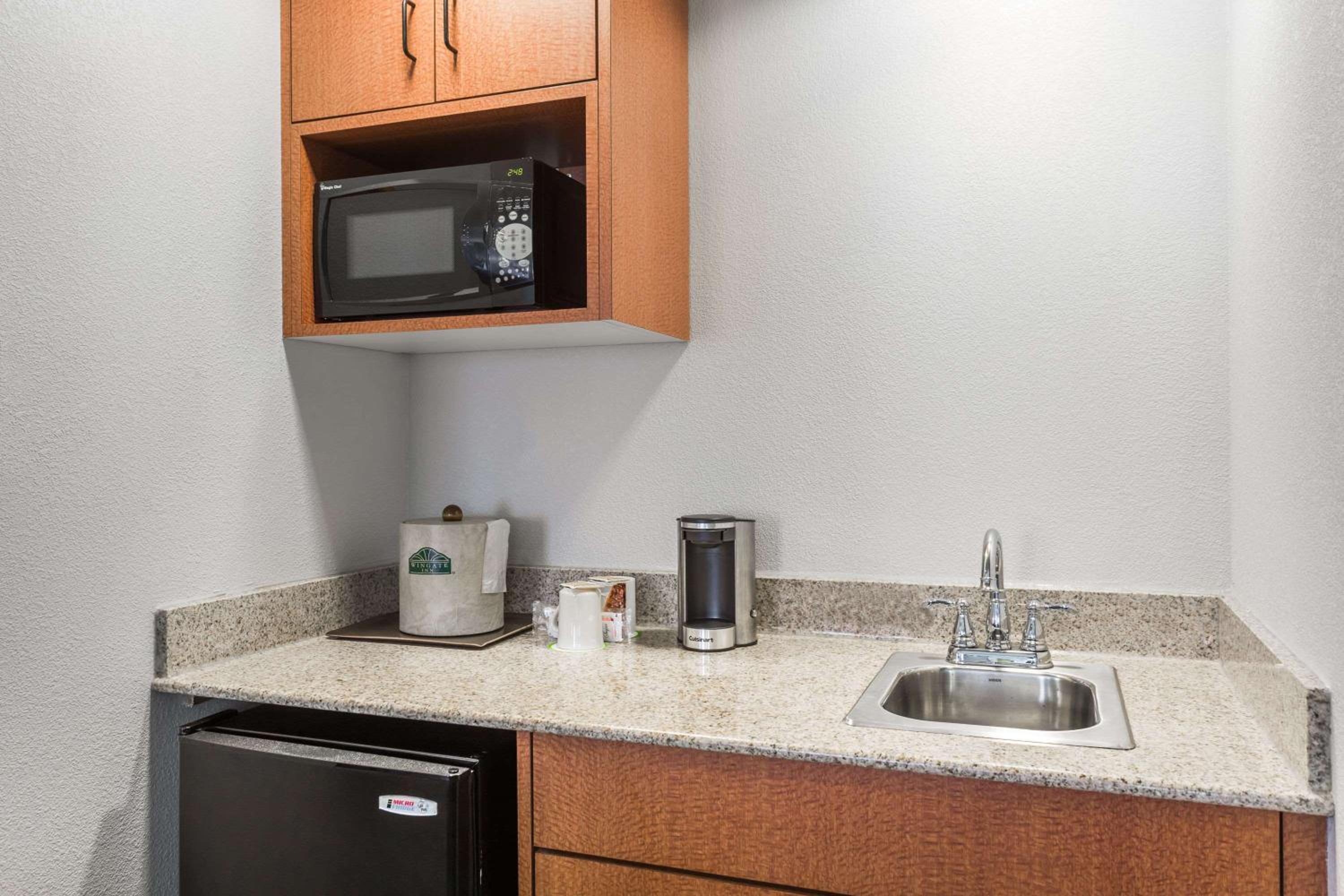 Junior King Suite - Non-Smoking - Photo 3
