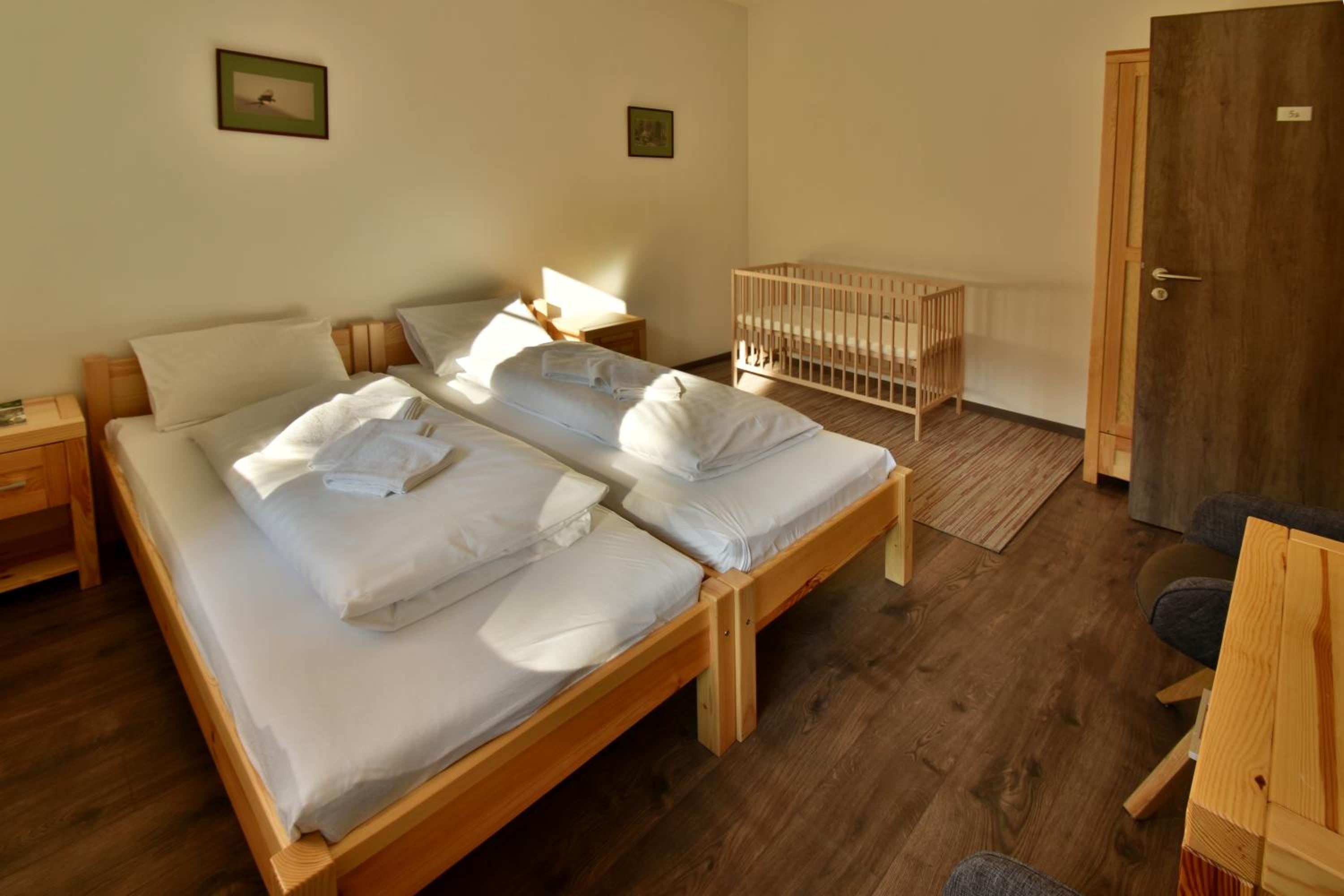 Twin Room with Extra Bed - Photo 1