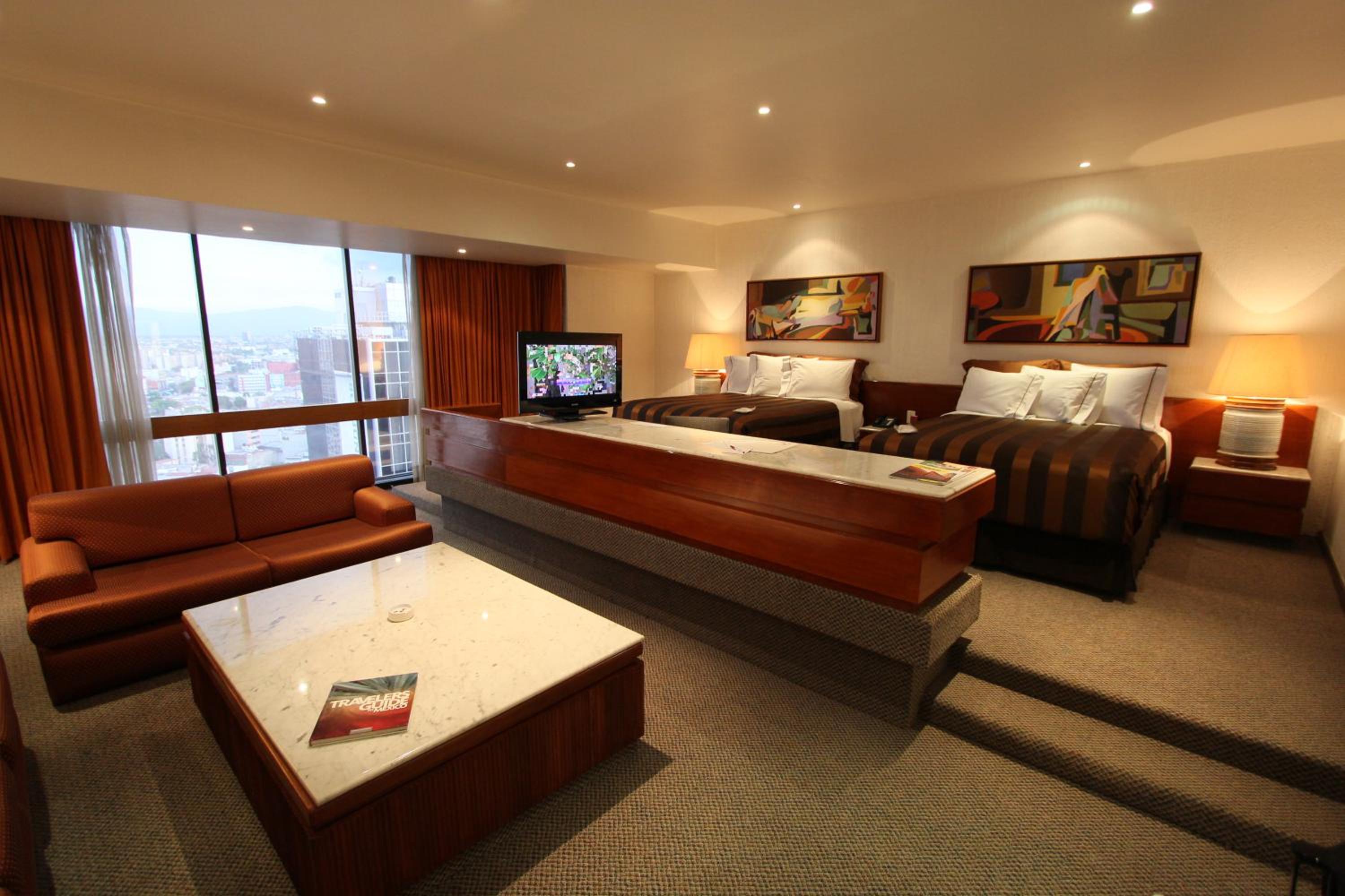 Deluxe Suite with Spa Bath - Photo 4