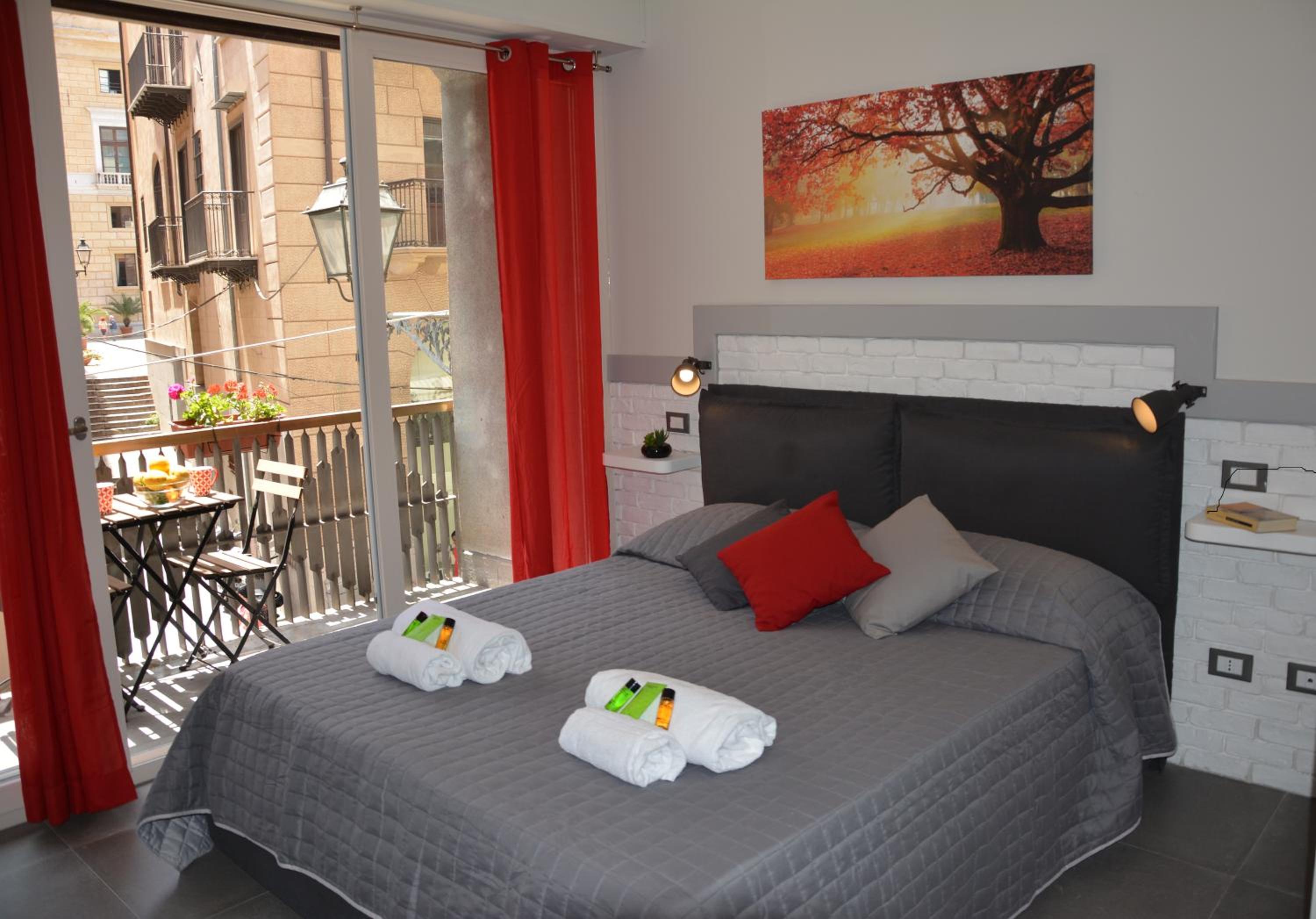 Deluxe Double Room with Balcony - Photo 7