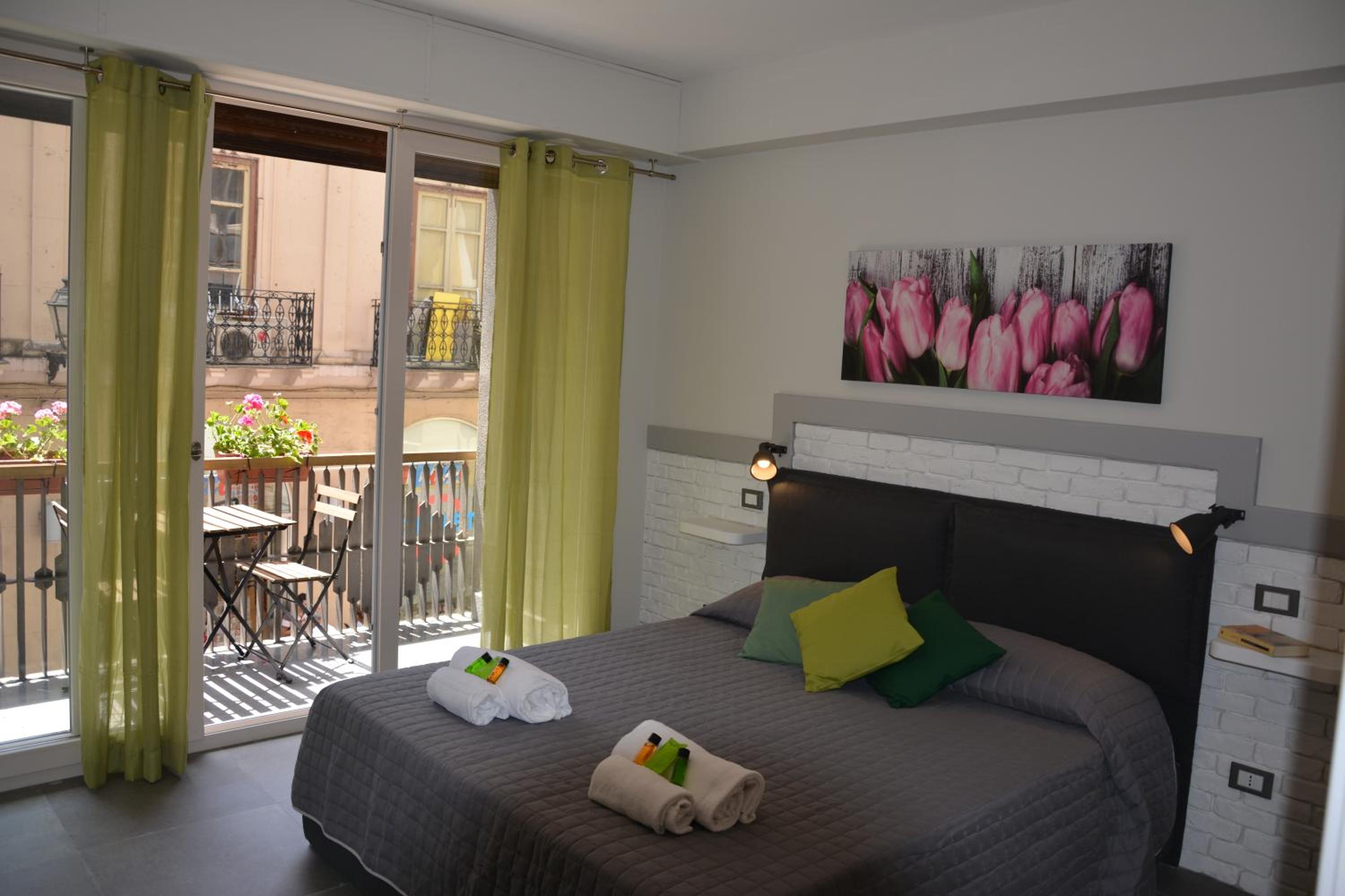 King Room with Balcony - Photo 3