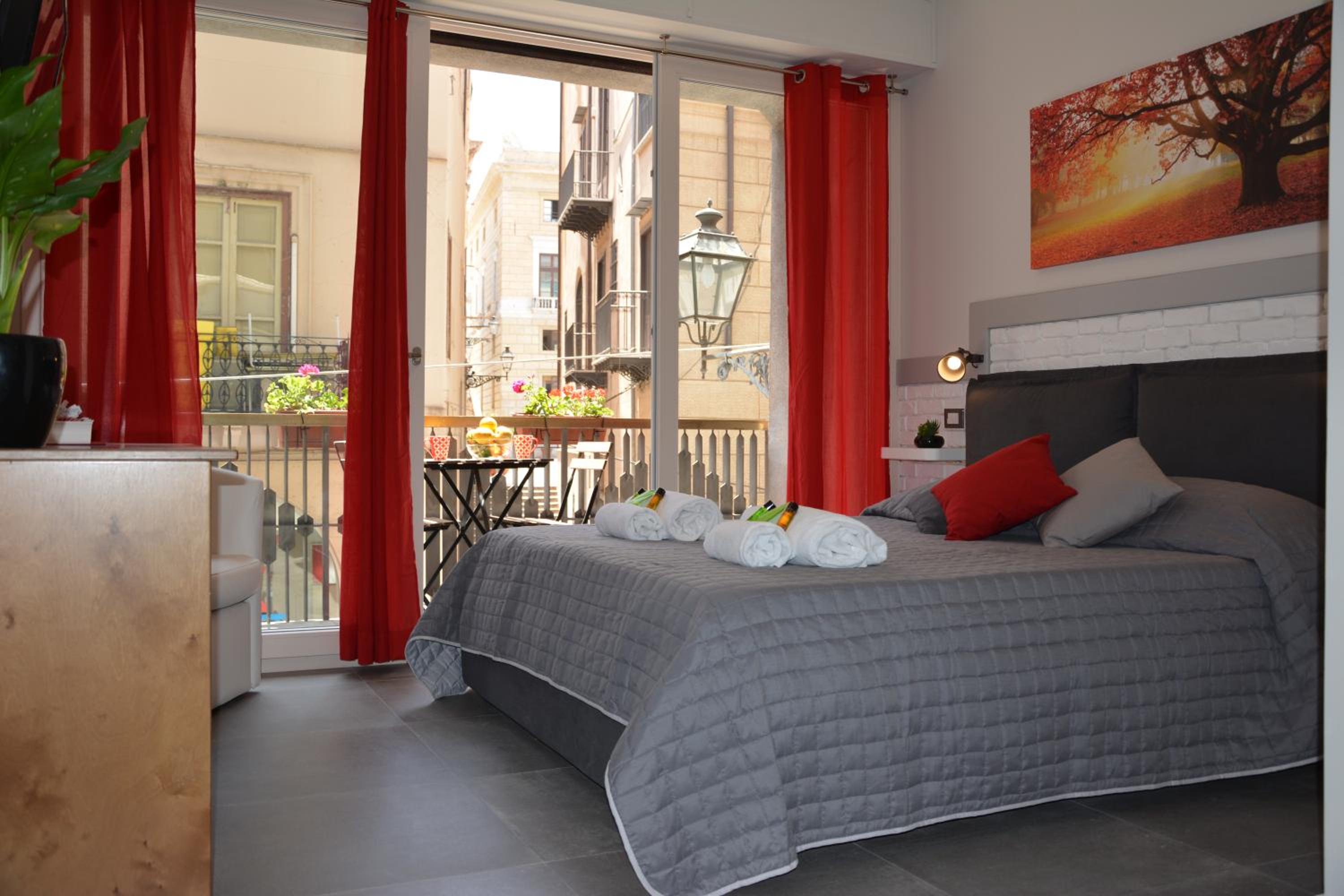 Deluxe Double Room with Balcony - Photo 4