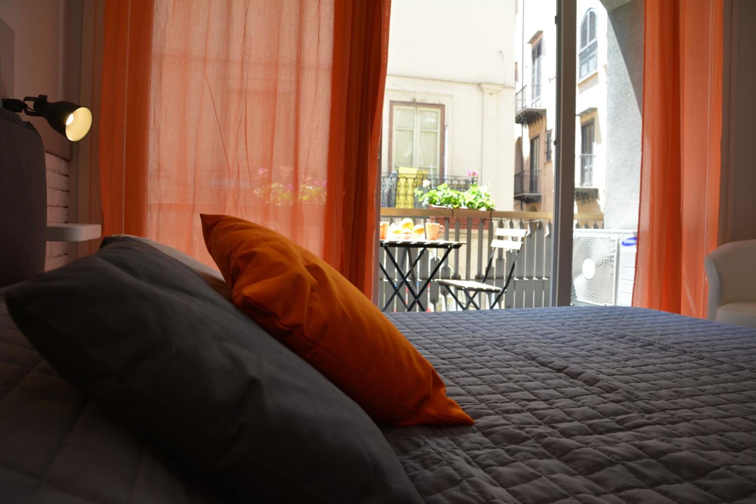 King Room with Balcony - Photo 4