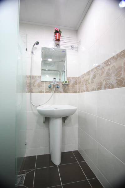 Single Room with Shared Bathroom photo 3