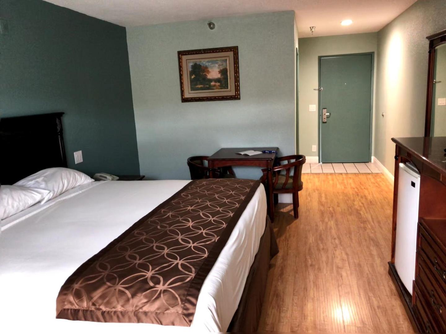 King Room - Non-Smoking - Photo 8
