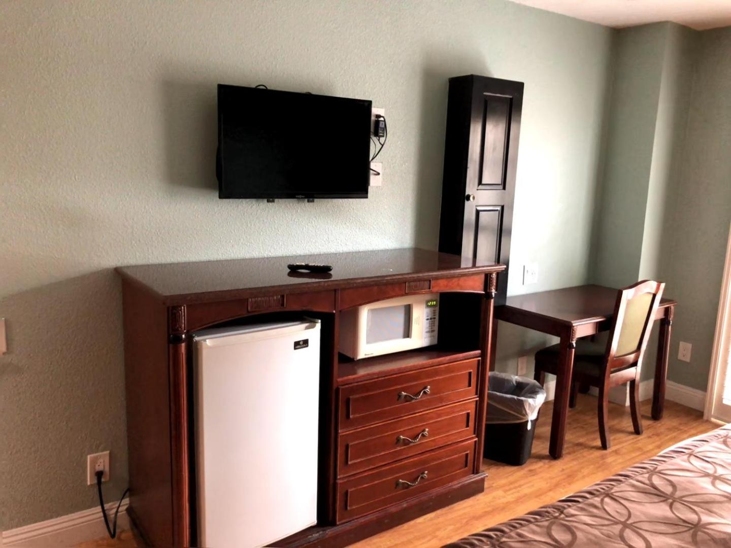 King Room - Non-Smoking - Photo 6