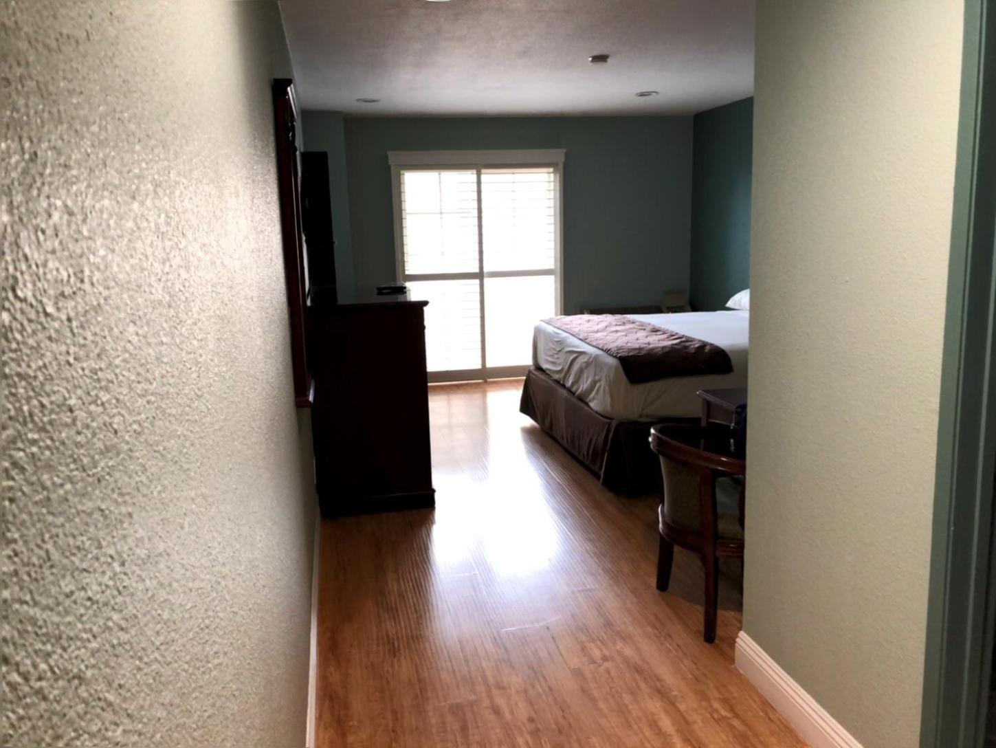 King Room - Non-Smoking - Photo 7