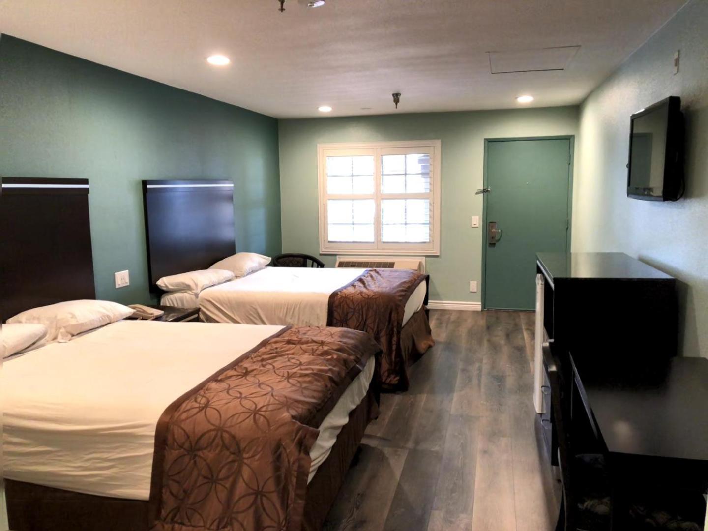 Queen Room with Two Queen Beds - Non-Smoking - Photo 5