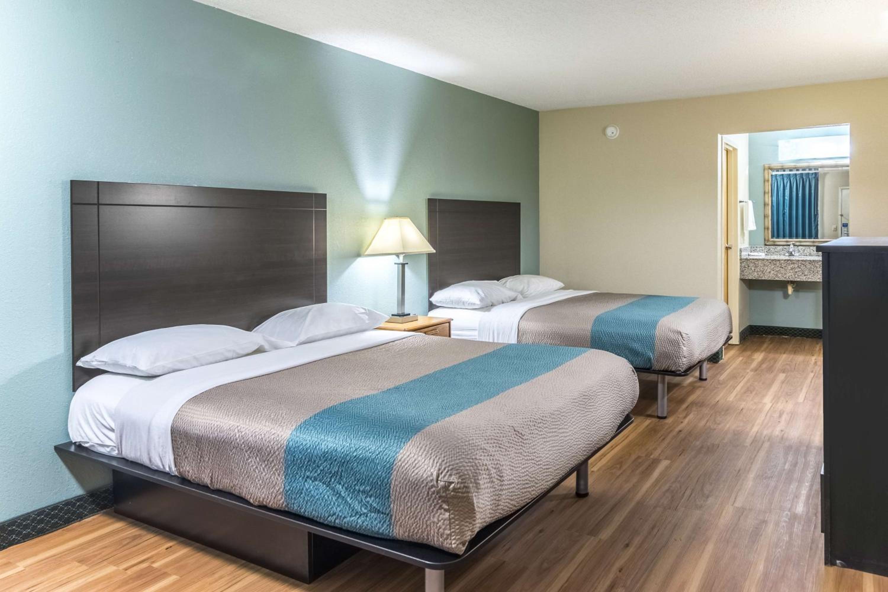 Queen Room with Two Queen Beds - Non-Smoking - Photo 1
