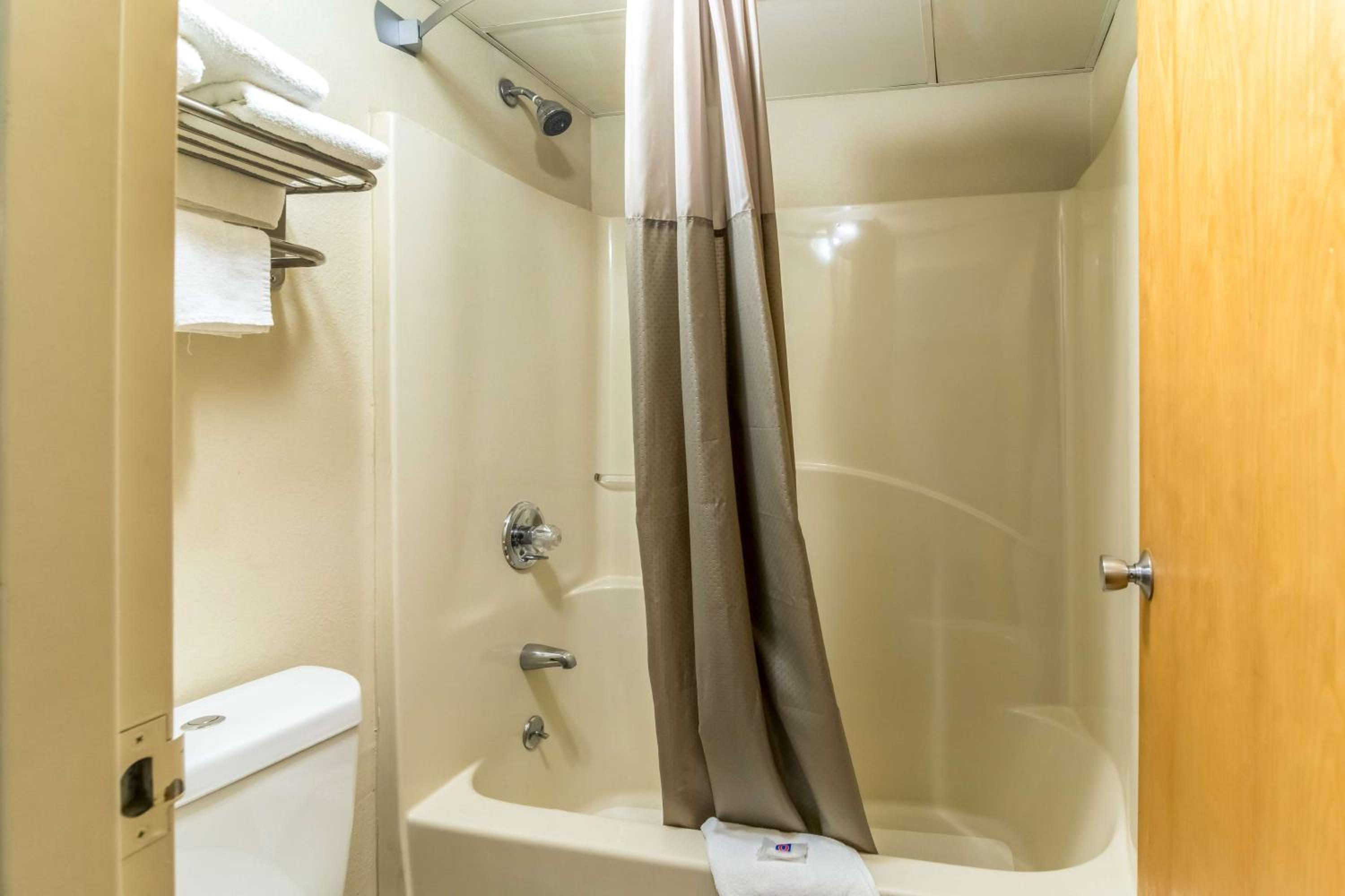 Deluxe Queen Room with Two Queen Beds - Non-Smoking - Photo 8