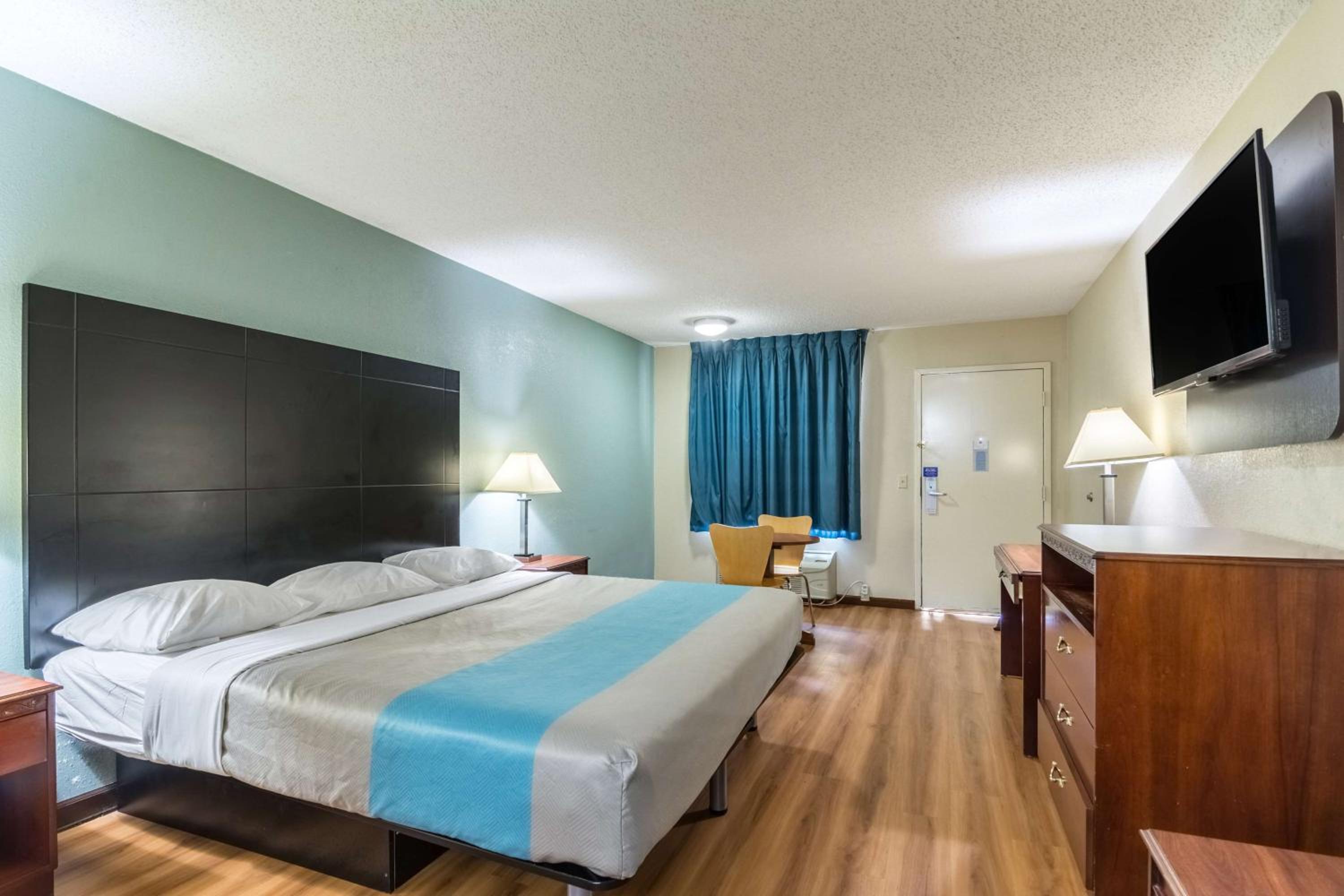 Deluxe King Room - Smoking - Photo 2
