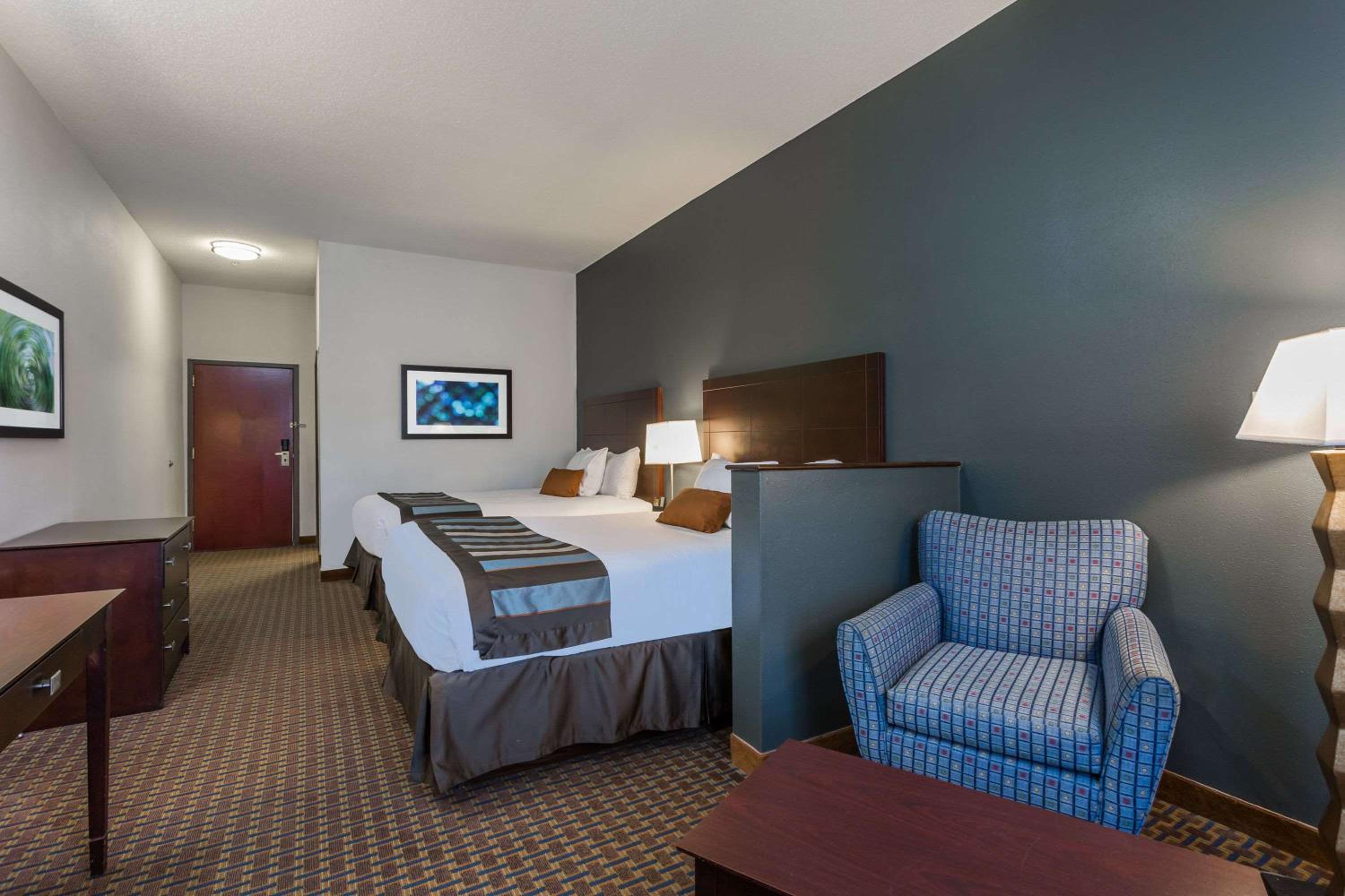 Deluxe Queen Room with Two Queen Beds - Non-Smoking - Photo 1