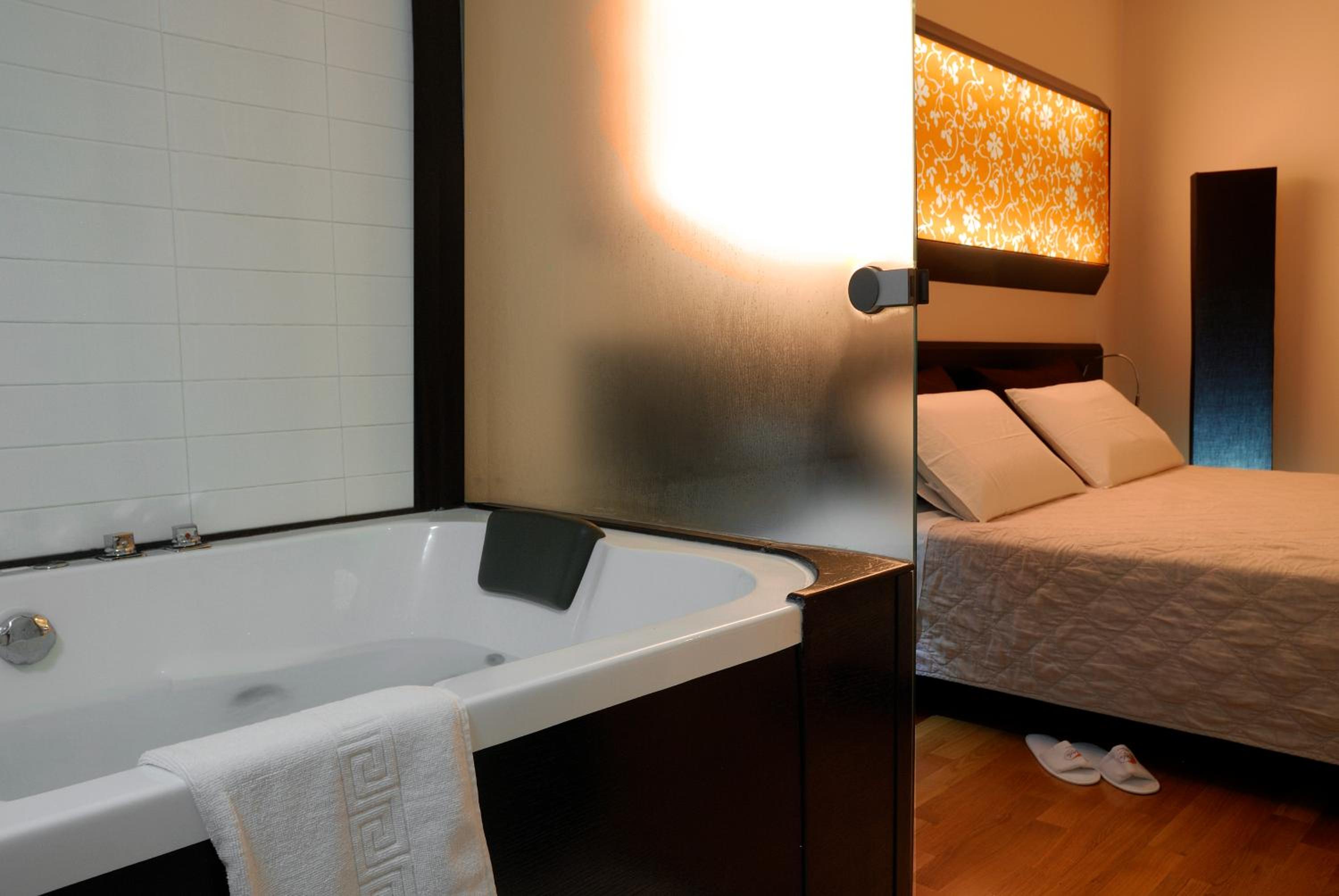 Superior Double Room with Spa Bath - Photo 13