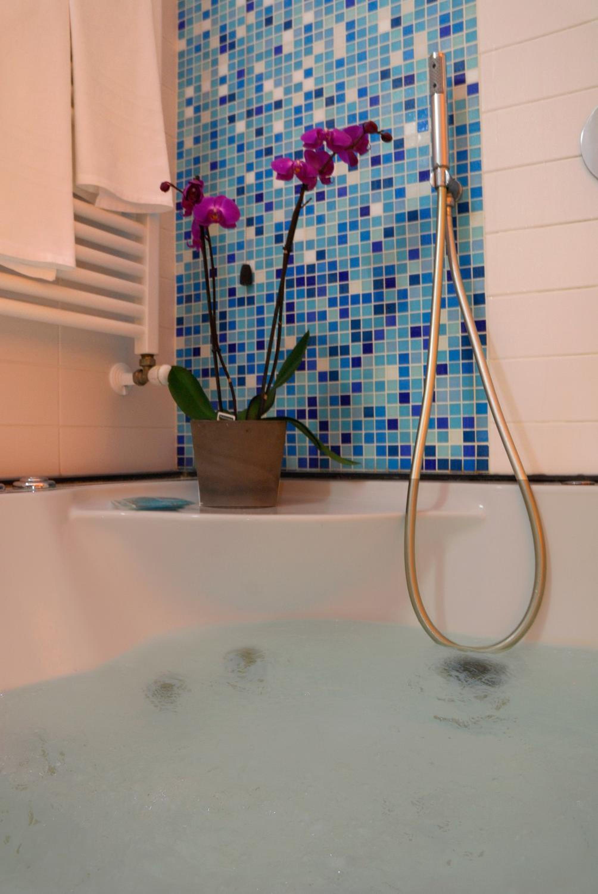 Superior Double Room with Spa Bath - Photo 12