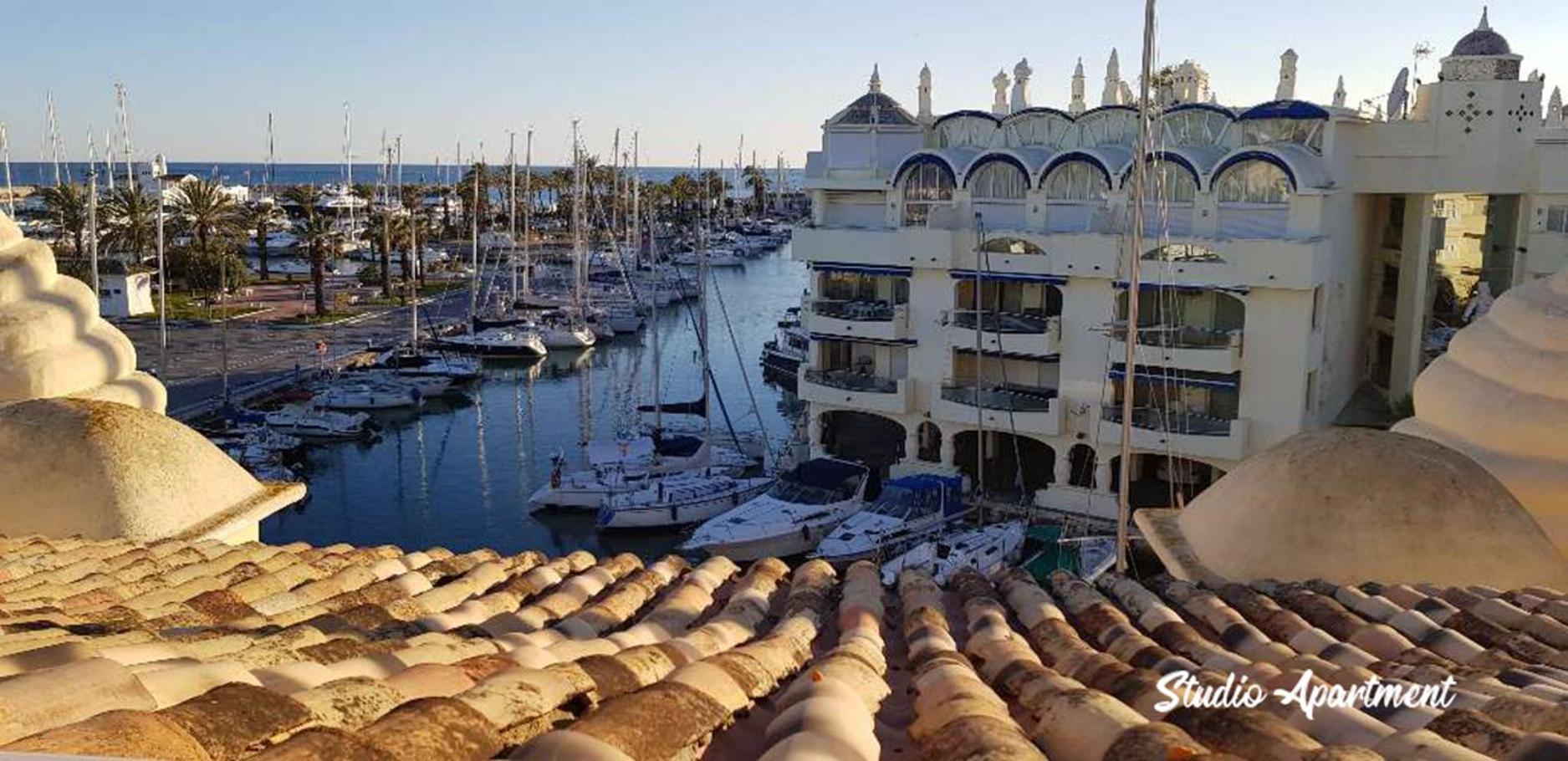 Estudio con vista al mar