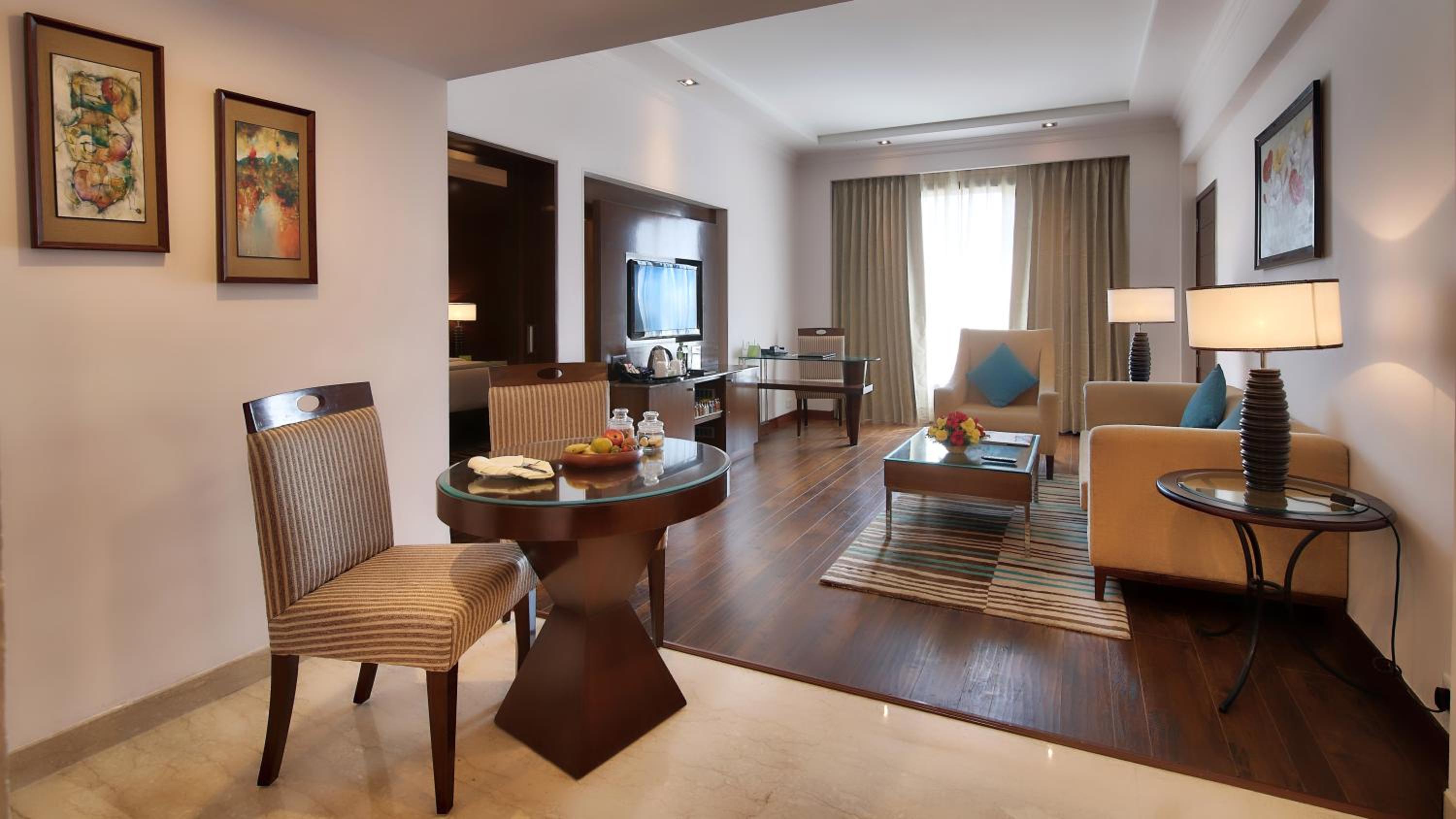 Suite (2 Way Airport Transfer,20% off on SPA, 4pcs of Laundry/room/nightI,INR 2000 F&B credit,Daily Fruit basket, 1 bottle of whiskey/wine as per availability, Dinner in Dragon If all meals room is booked, Sightseeing transport services and Lounge Access) - Photo 3