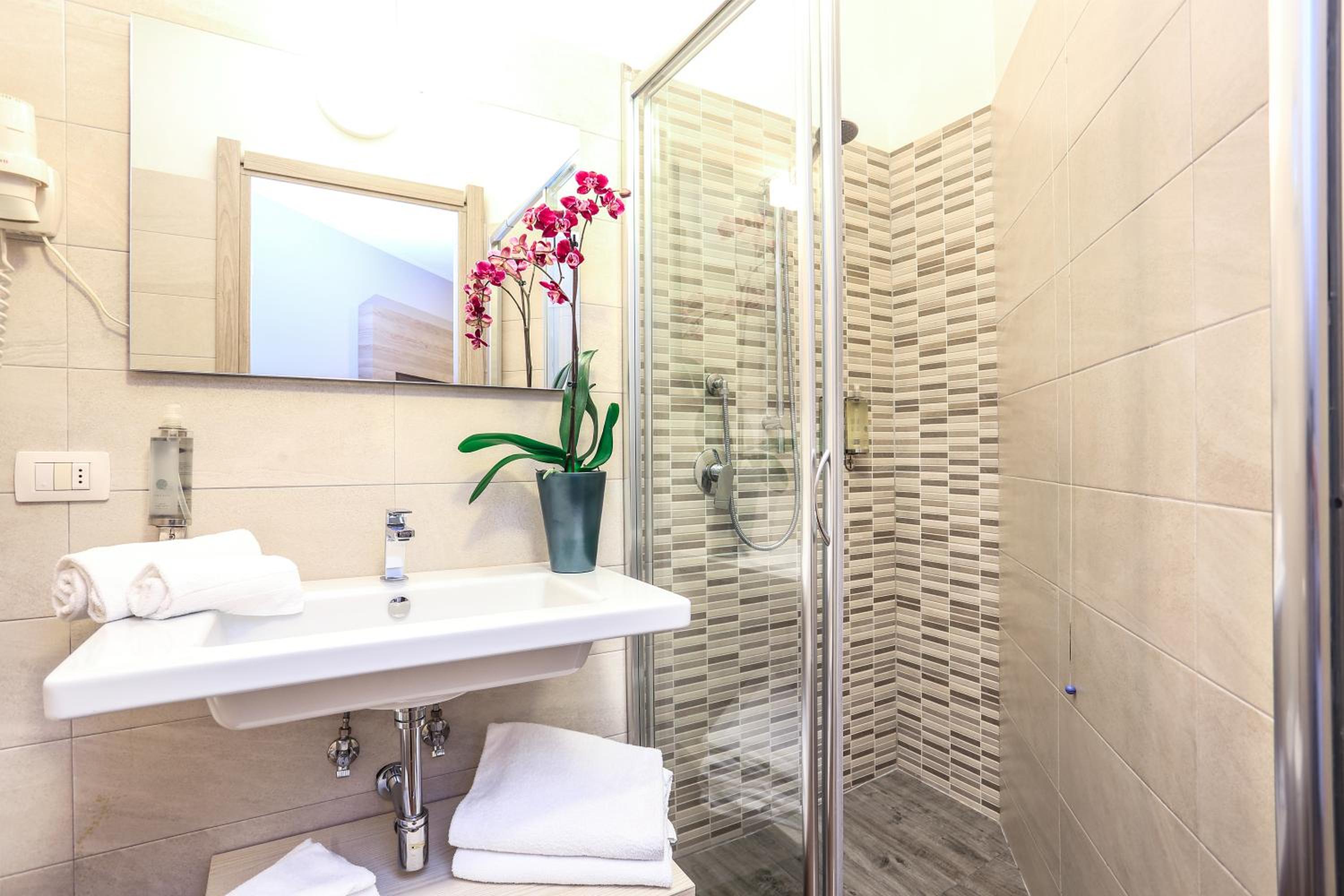 Double or Twin Room with Balcony - Photo 4