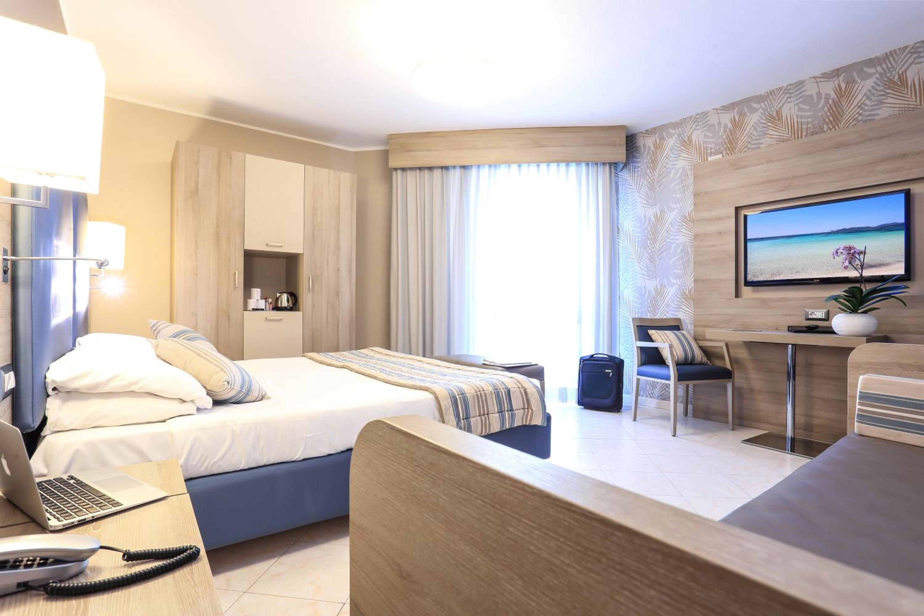 Quadruple Room with Balcony - Photo 10