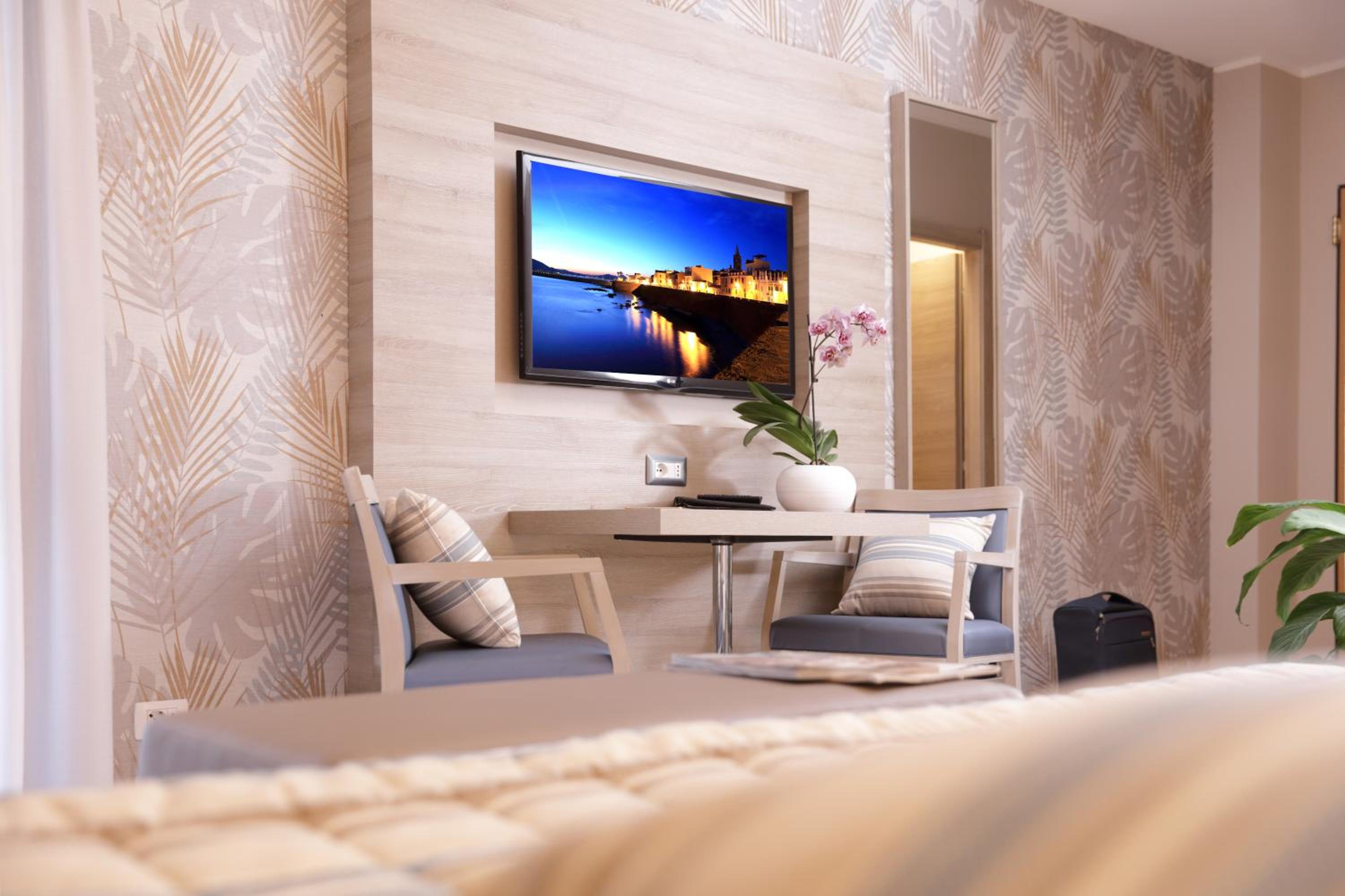 Quadruple Room with Balcony - Photo 9