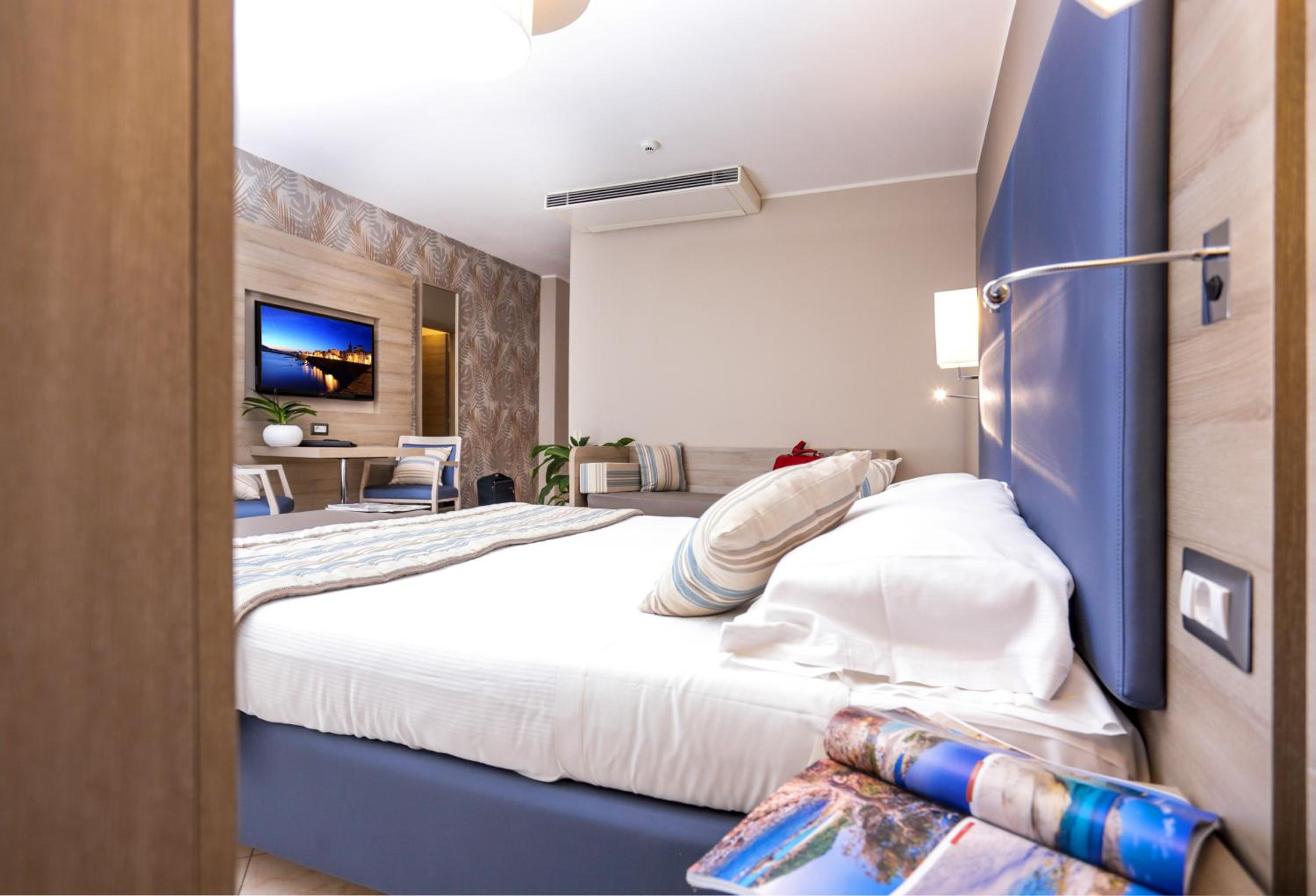Quadruple Room with Balcony - Photo 11