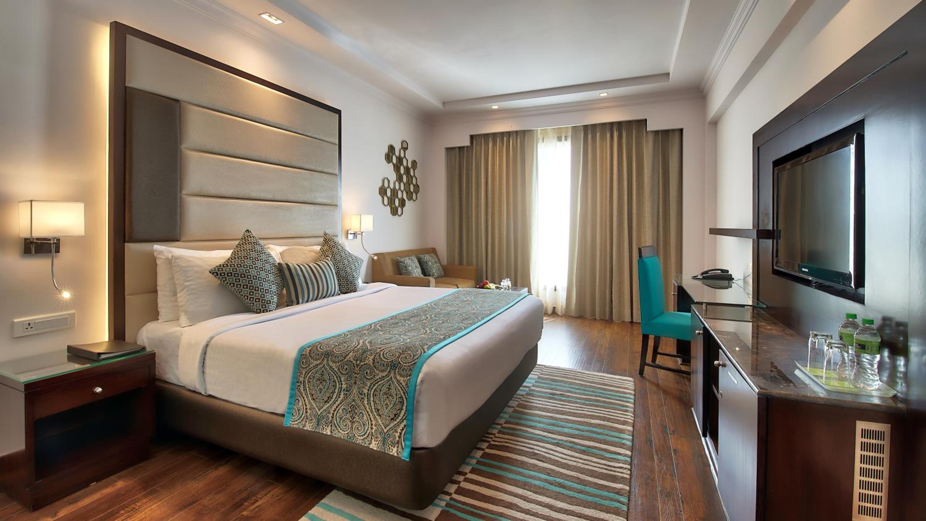 Business Double Room : (Enjoy INR 500 credit on dinner buffet at Mosaic Restaurant, Happy Hours 1+1 offer on Alcoholic Beverages 12 PM-6 PM, Soft Beverages (Except Dragon House), 2 pints of House Beer per room once during stay,10% off Laundry and Spa) - Photo 6