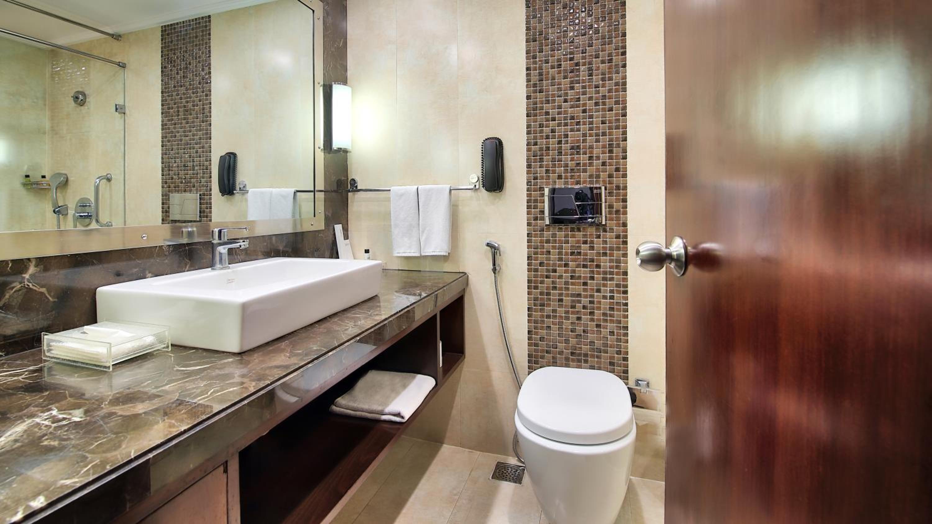 Superior Double Room: (Enjoy Happy Hours 1+1 offer on Beverages 12 PM-6 PM (Except Dragon House), 10% off on Spa and Laundry service, INR 500 credit on dinner buffet at Mosaic Restaurant) - Photo 4