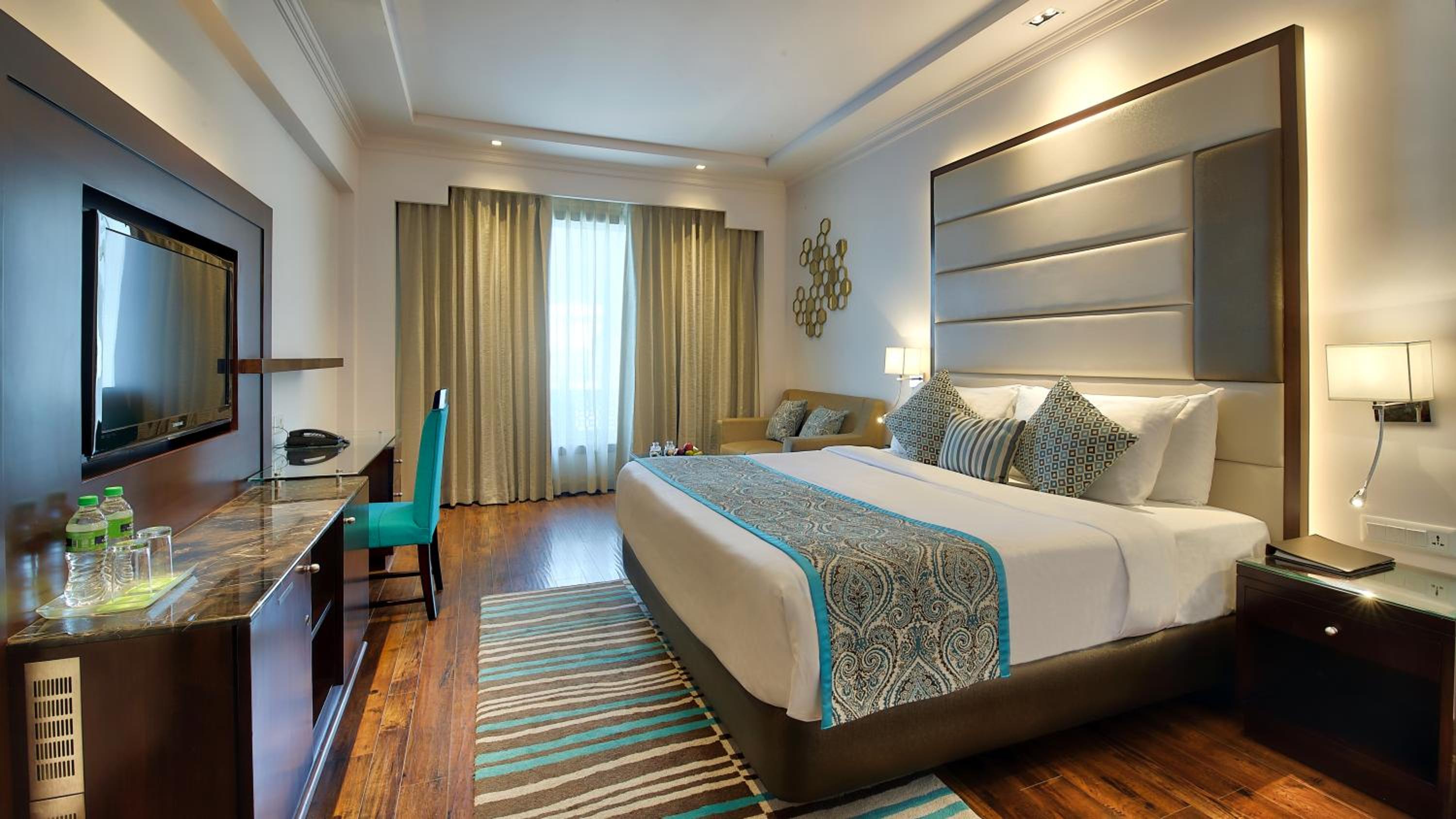 Business Double Room : (Enjoy INR 500 credit on dinner buffet at Mosaic Restaurant, Happy Hours 1+1 offer on Alcoholic Beverages 12 PM-6 PM, Soft Beverages (Except Dragon House), 2 pints of House Beer per room once during stay,10% off Laundry and Spa) - Photo 7