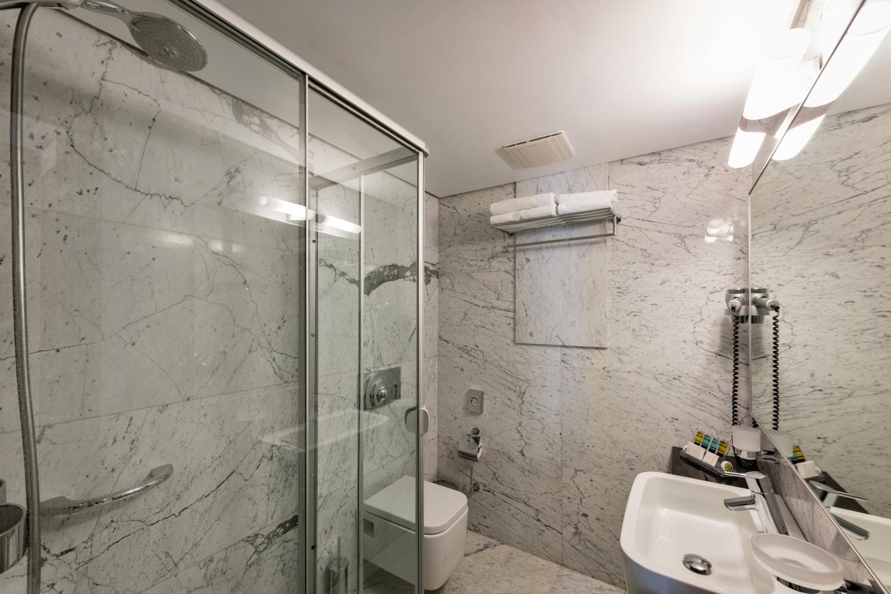 Superior Triple Room with Sea View - Photo 11