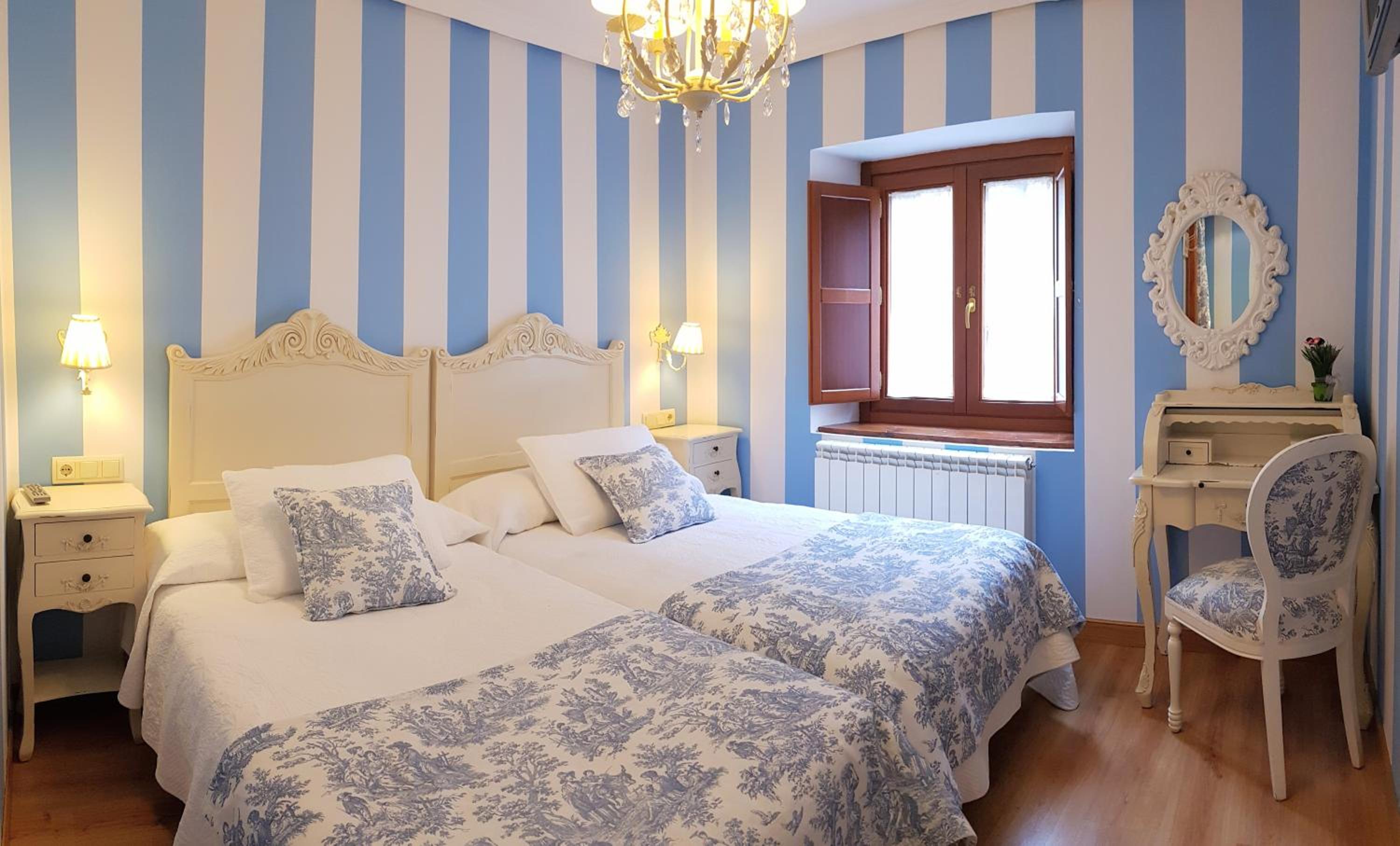 Twin Room with Private Bathroom and View - Photo 1