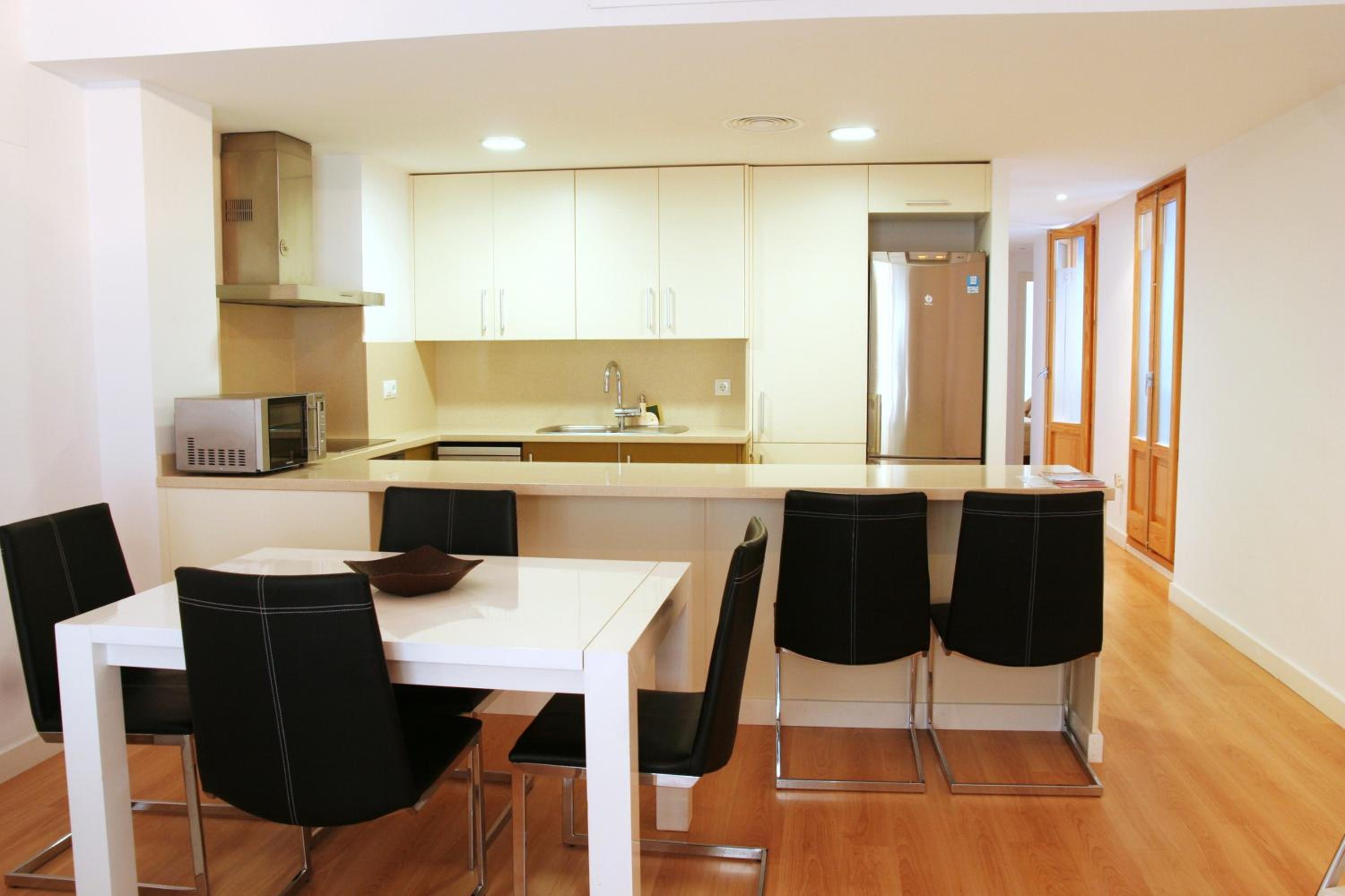 Two-Bedroom Apartment with Balcony - Photo 7