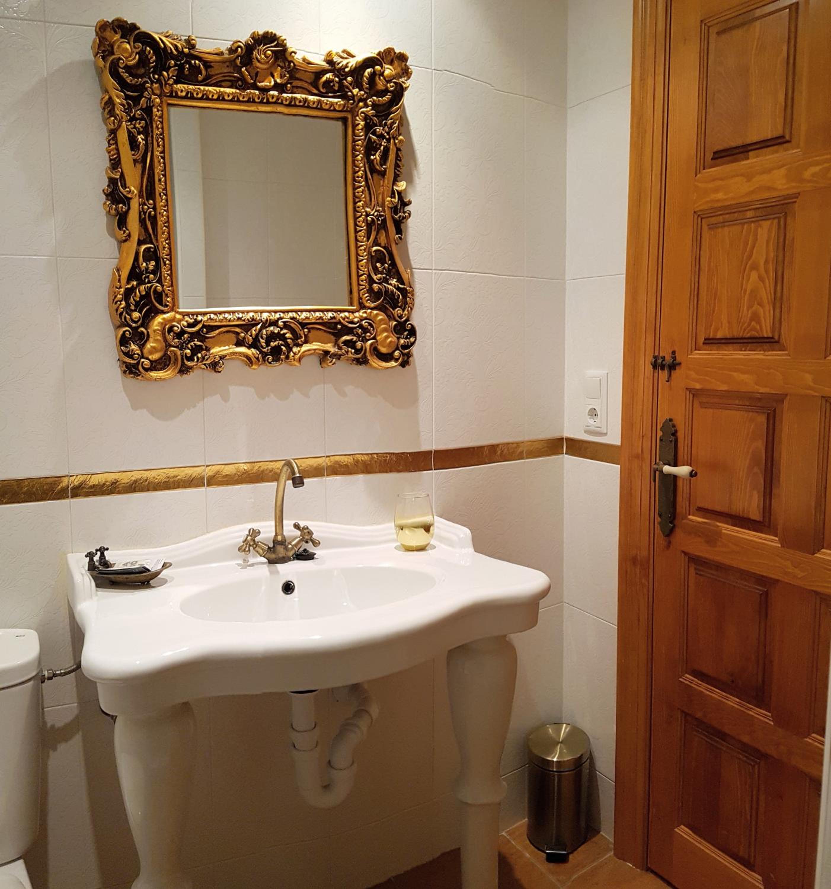 Twin Room with Private Bathroom and View - Photo 57