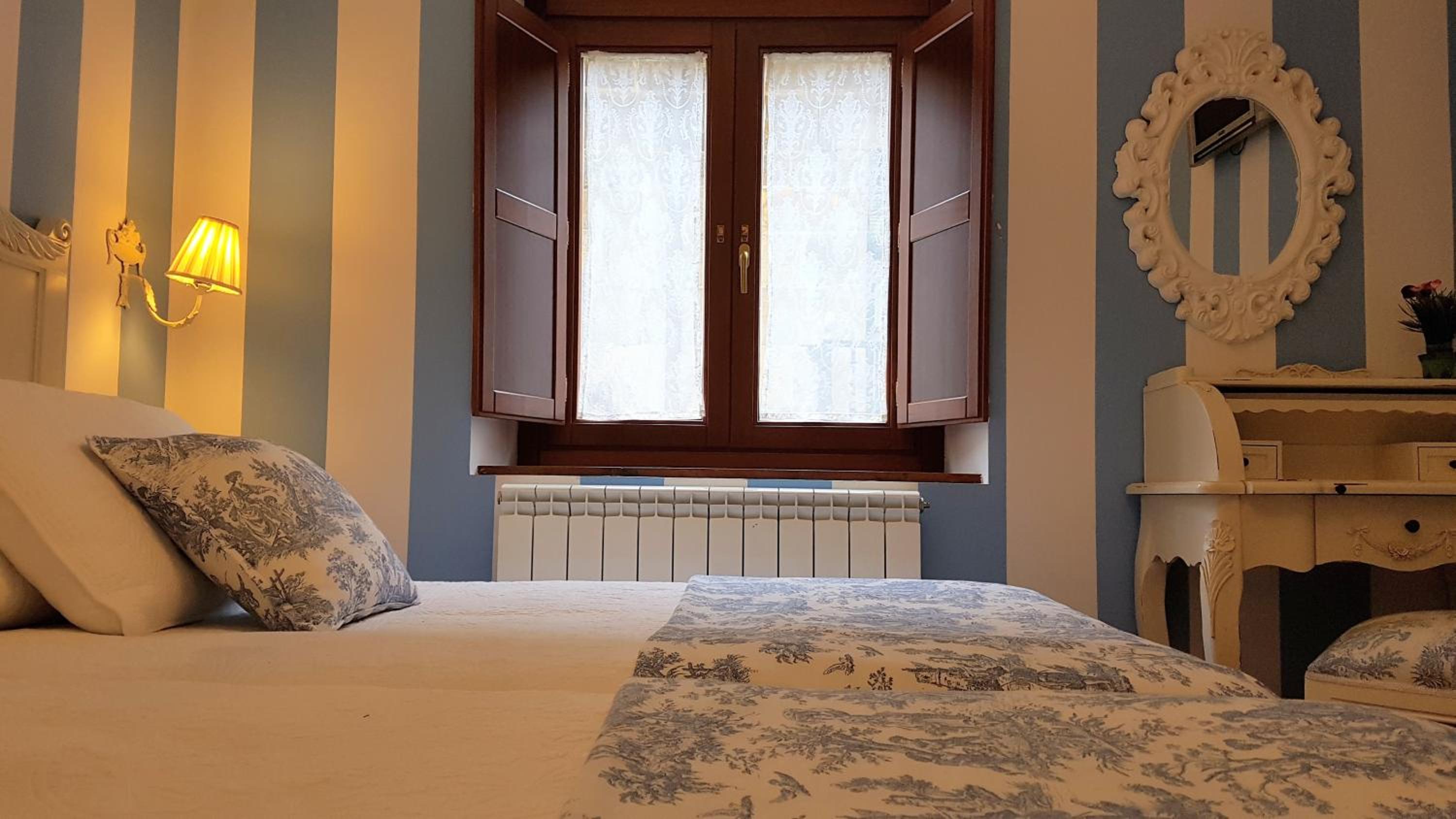 Twin Room with Private Bathroom and View - Photo 7