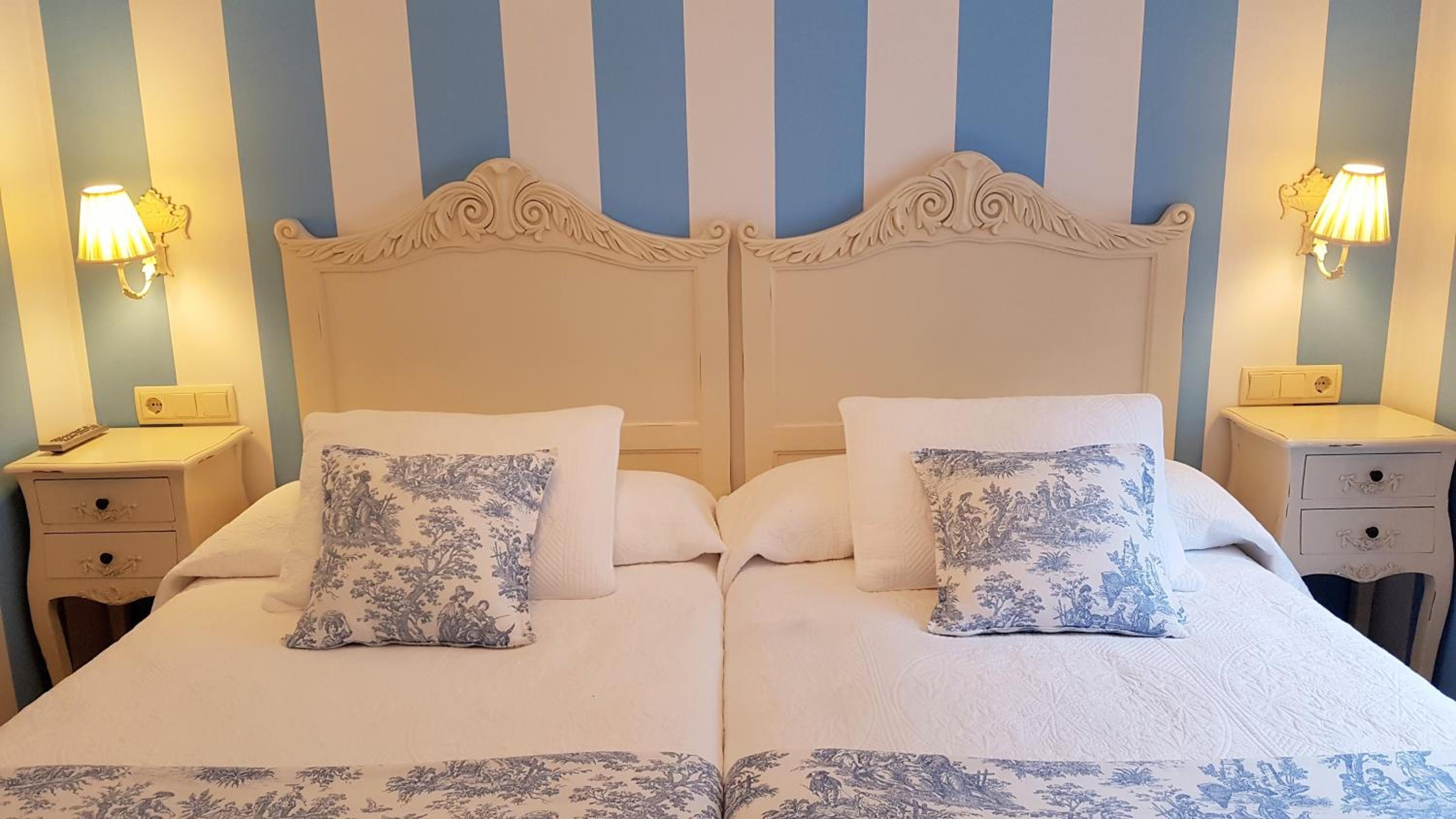 Twin Room with Private Bathroom and View - Photo 14