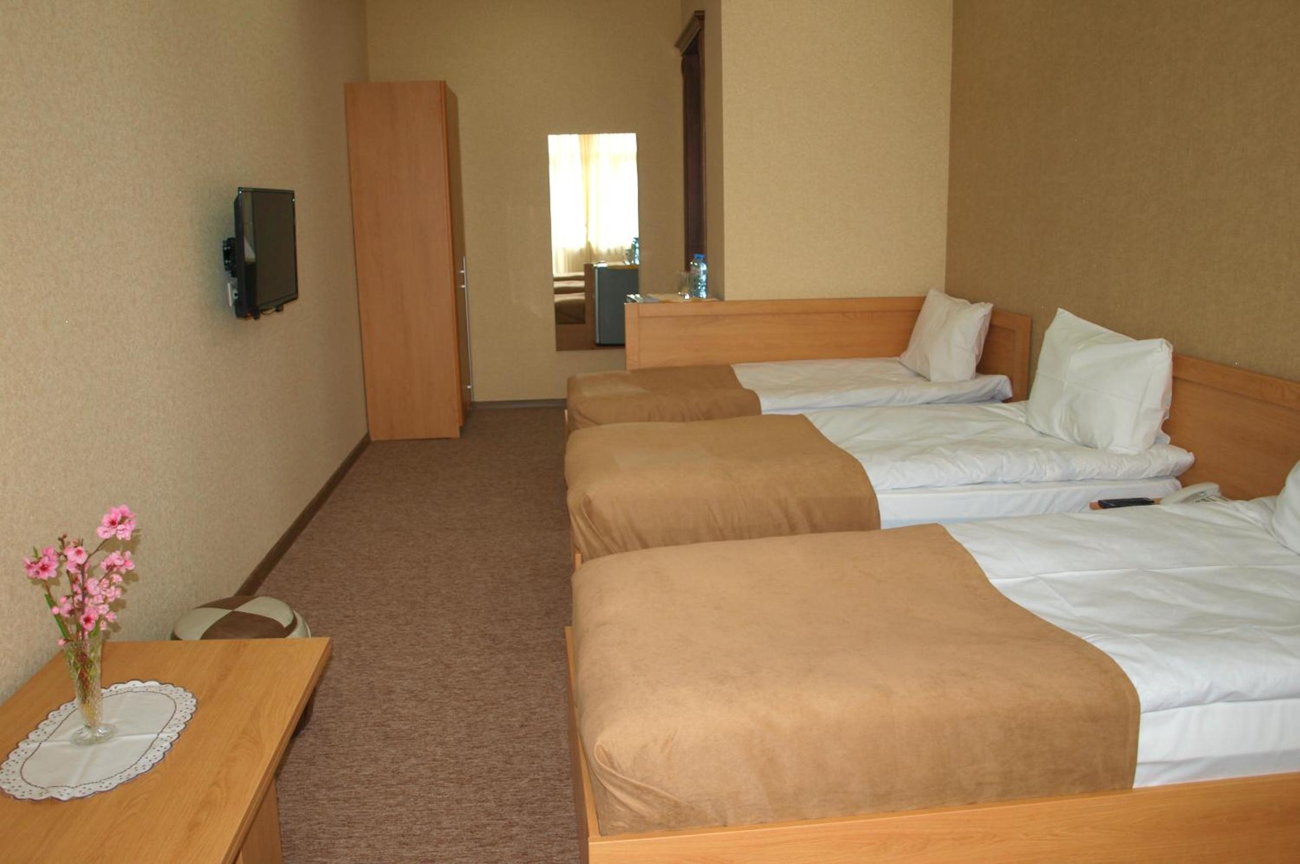 Triple Room with Three Twin Beds - Photo 2