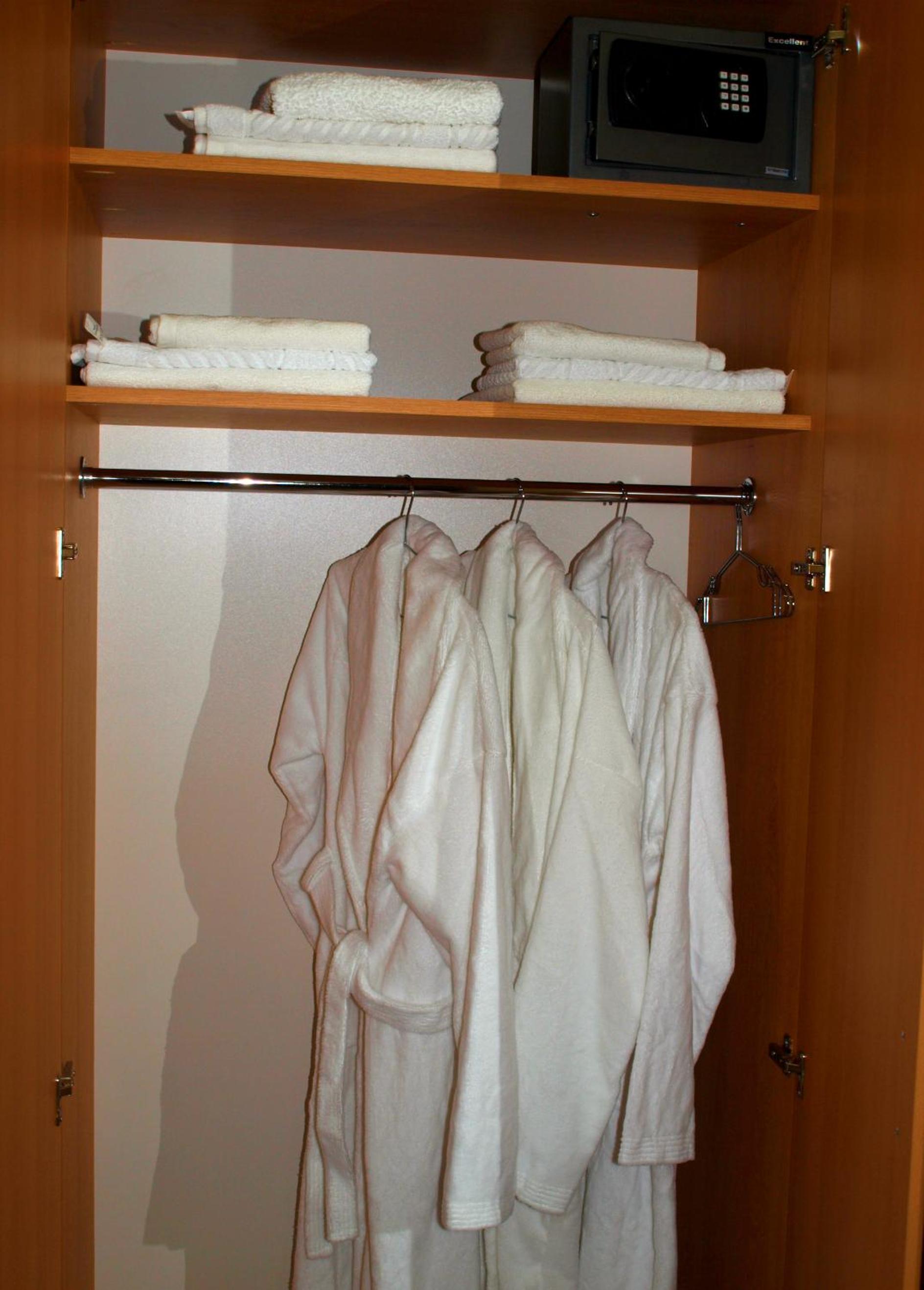 Triple Room with Three Twin Beds - Photo 1