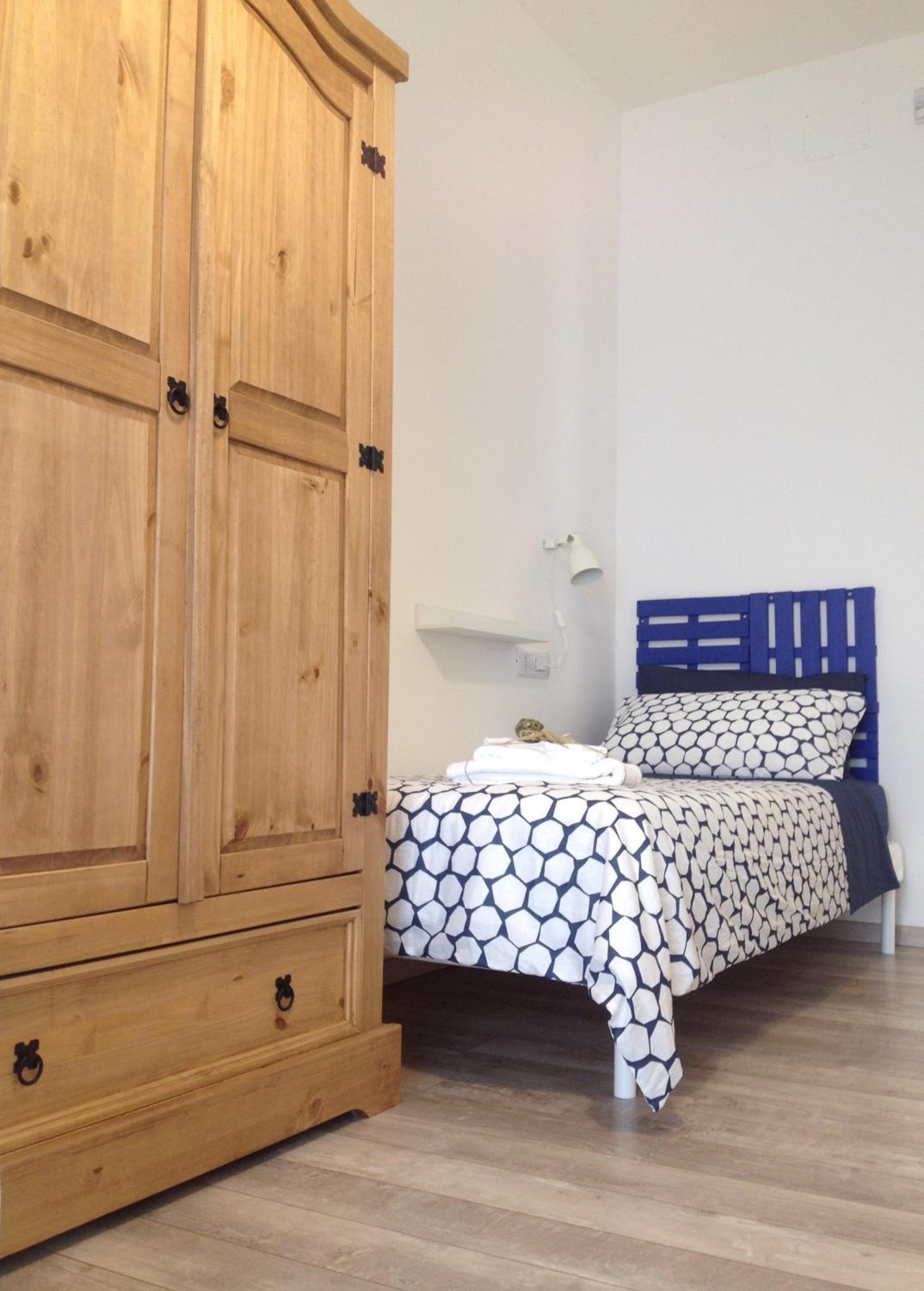 Twin Room with Private Bathroom - Photo 4
