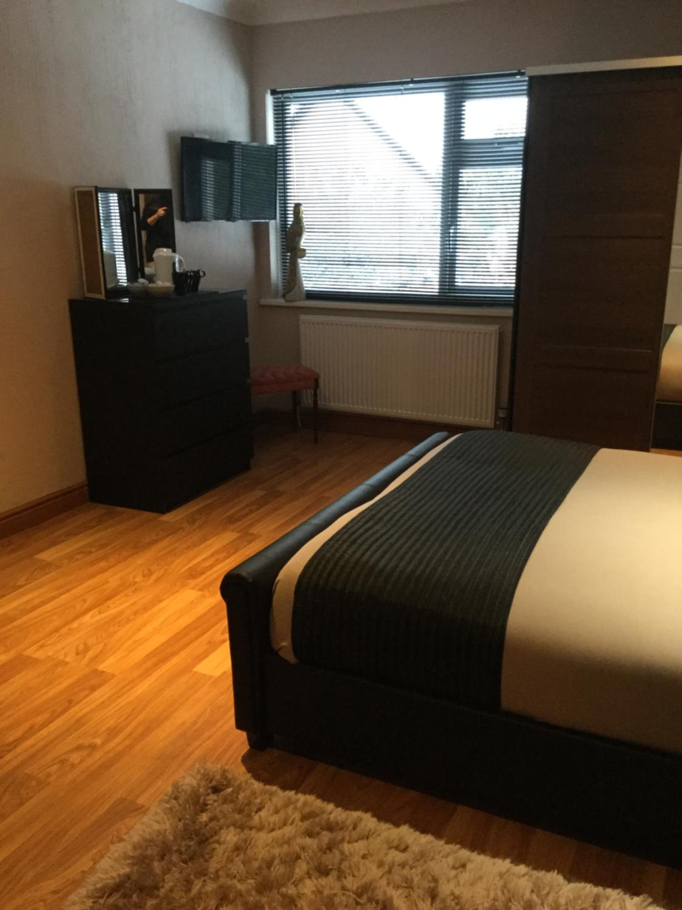 Twin Room with Private Bathroom - Photo 7