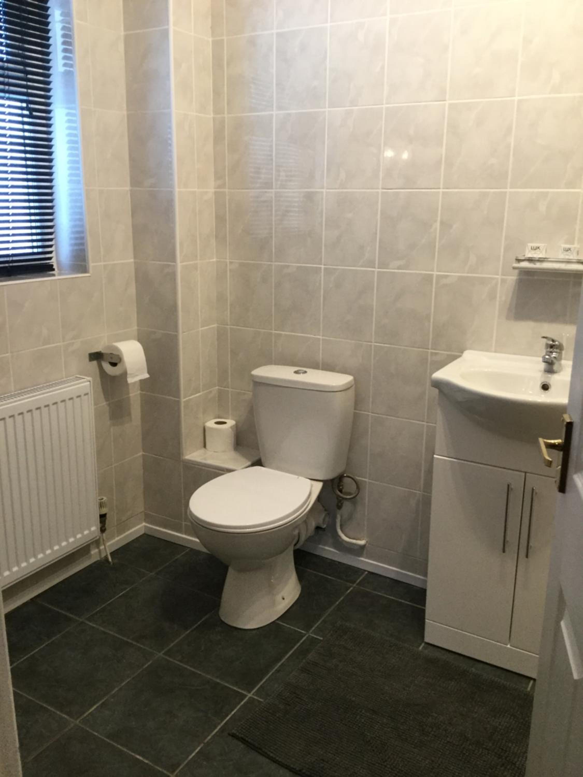 Twin Room with Private Bathroom - Photo 3
