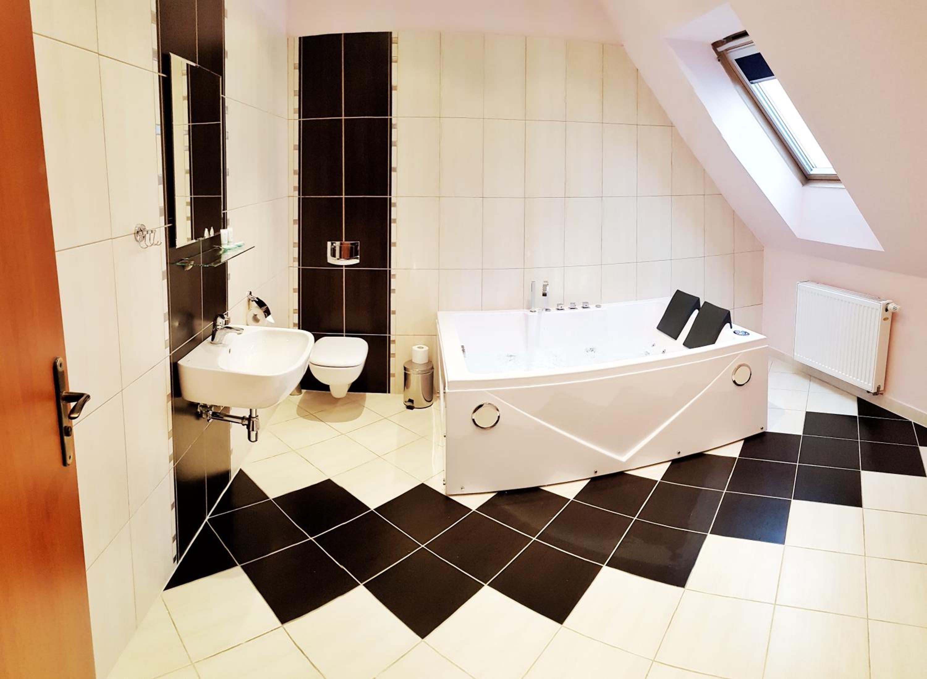 Deluxe Double Room with Bath - Photo 2
