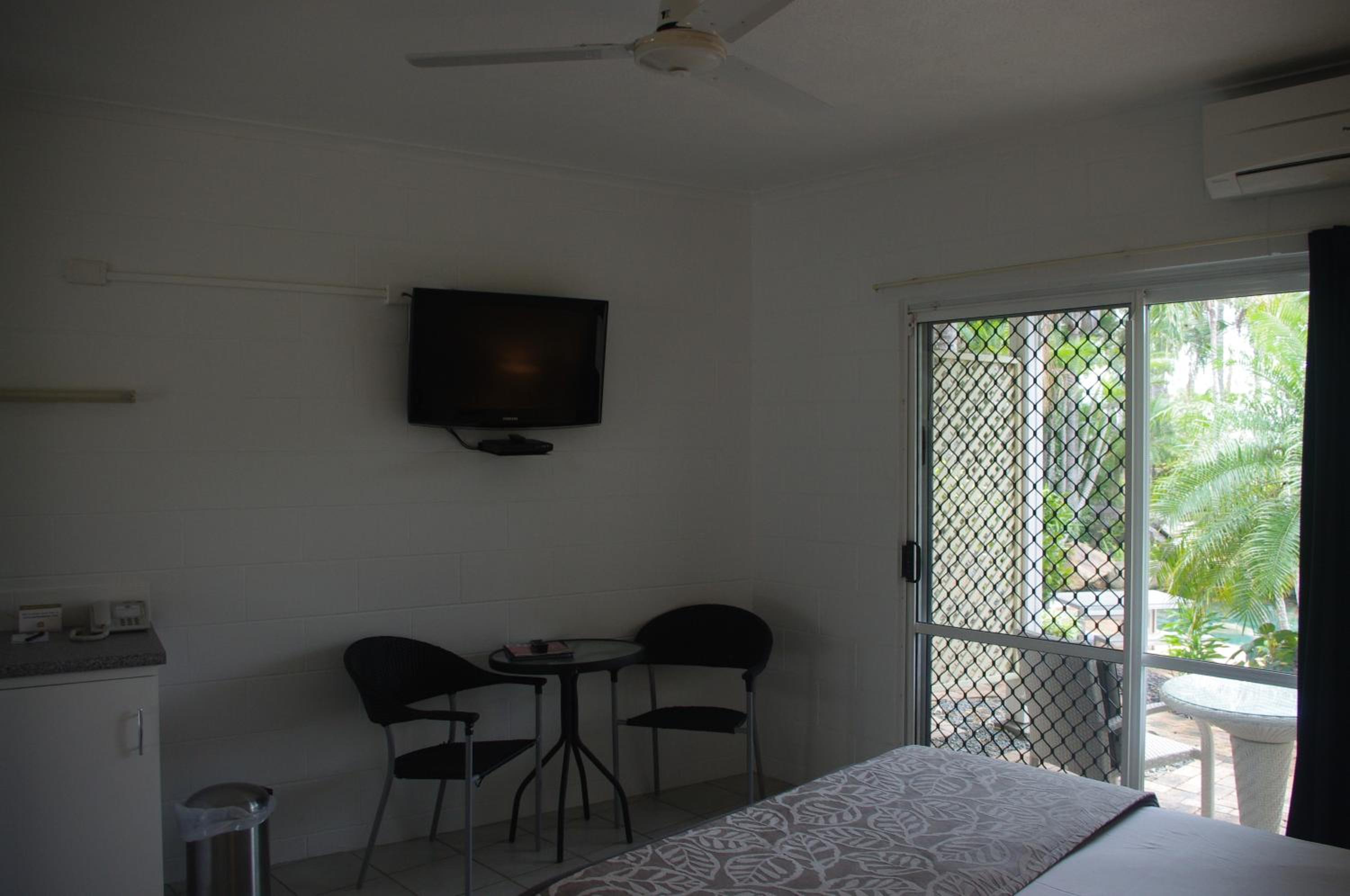 Queen Room with Balcony and Bayview photo 2